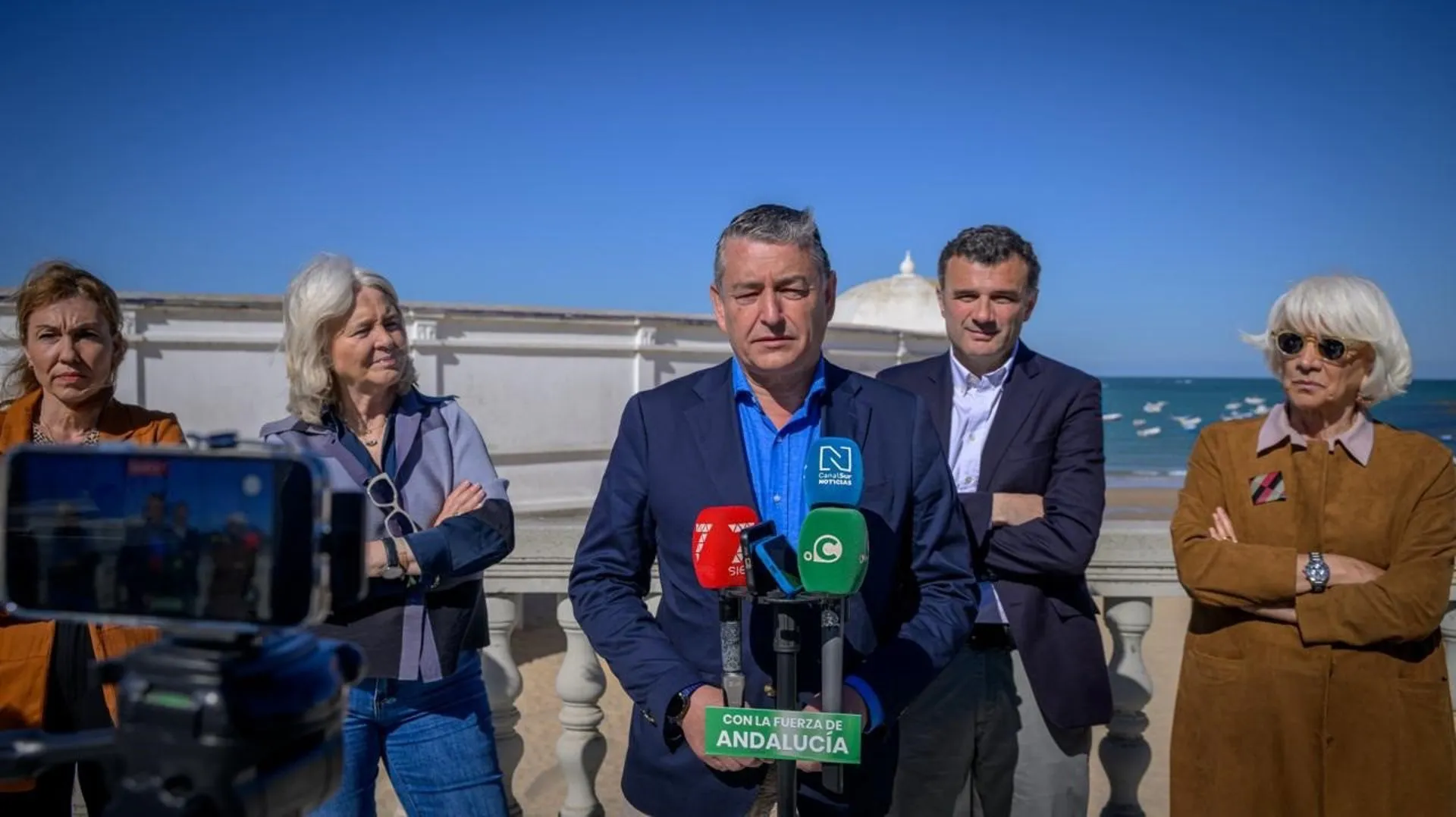 Un momento del acto de este lunes junto a La Caleta