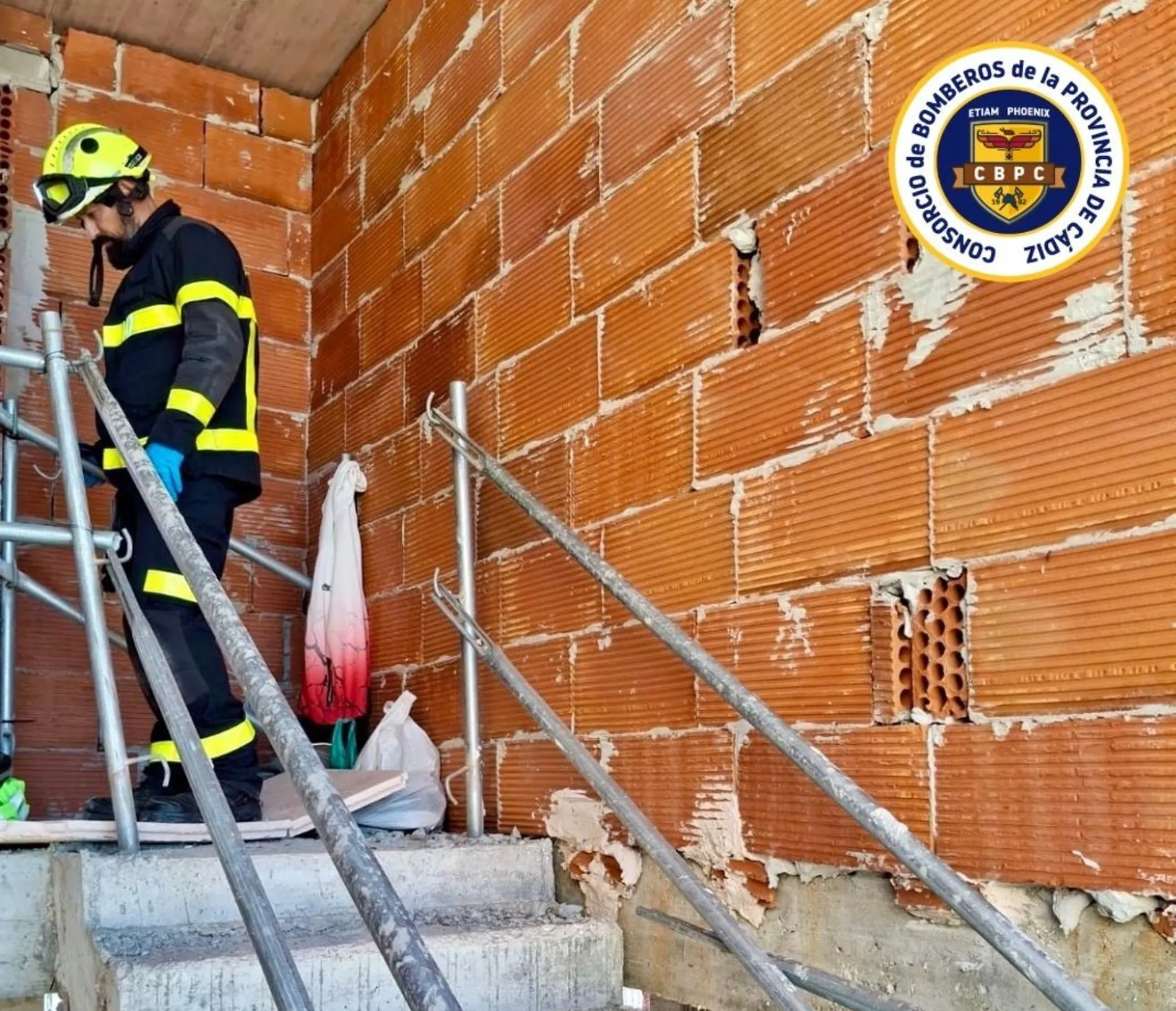 Bomberos en el edificio en obras en Cerro del Moro. 