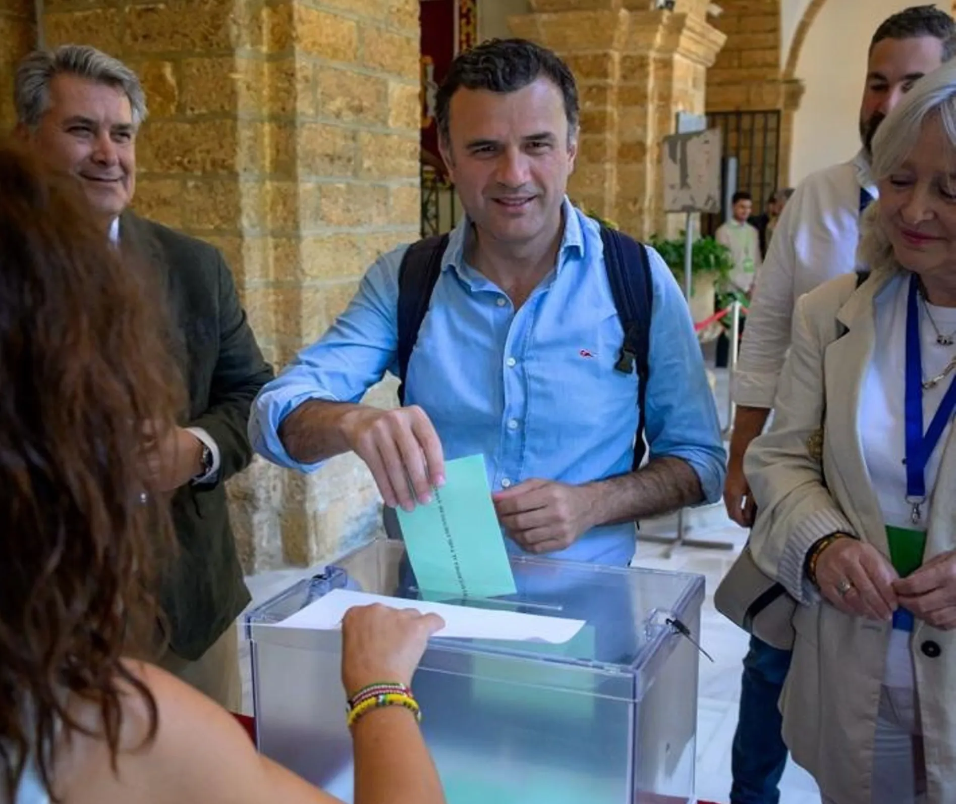 Bruno García ejerce su derecho al voto en la jornada electoral