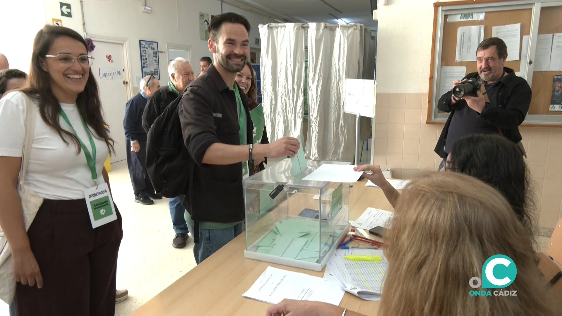El candidato, David de la Cruz, durante su votación en ele IES Caleta 