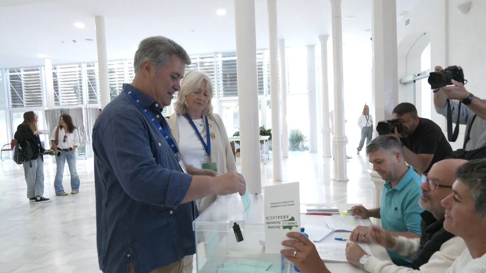 Ignacio Romaní ejerciendo su derecho al voto en el ECCO este domingo.