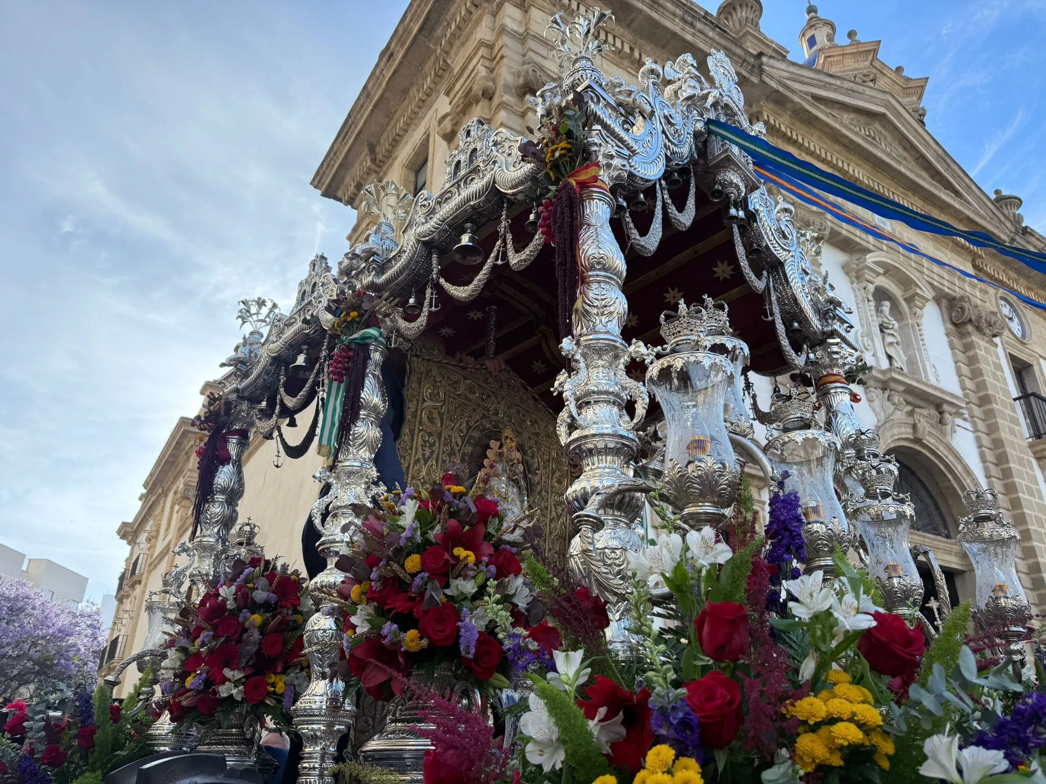 Los romeros de la hermandad de Cádiz inician el camino hacia Huelva.