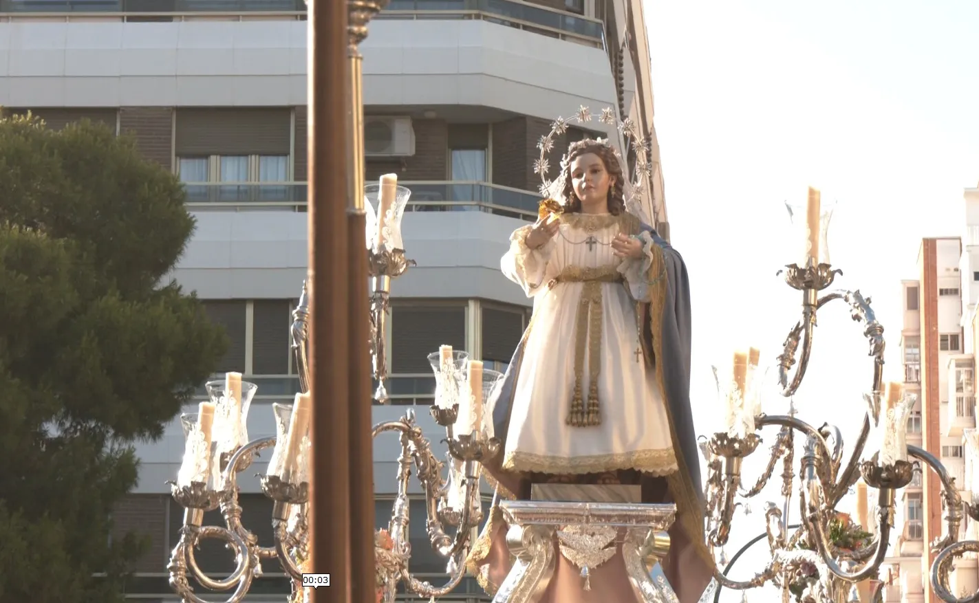 La imagen procesionaba sobre su nueva peana de orfebrería realizada en San Fernando