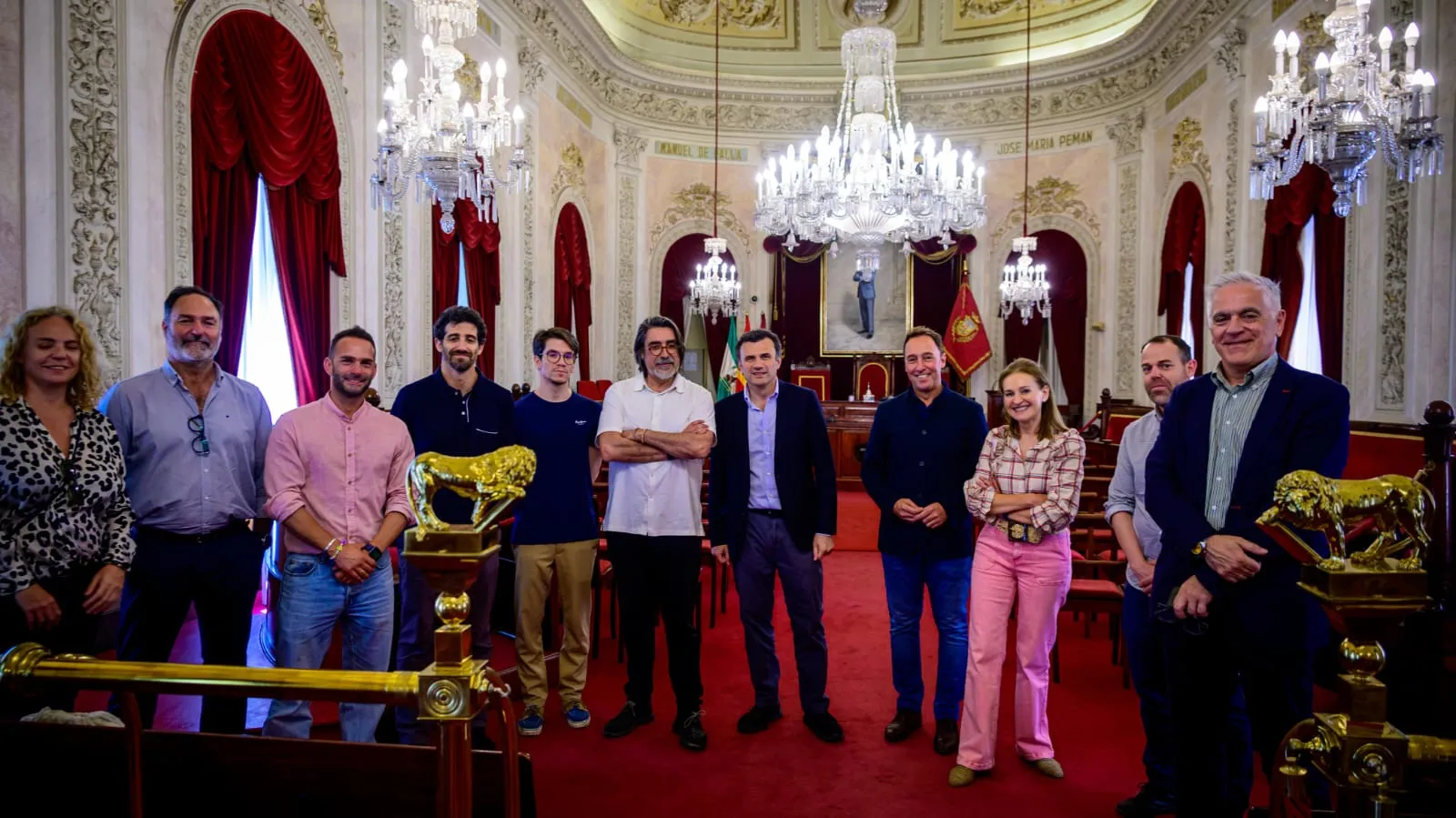 Foto de familia de la visita en el salón de plenos del Ayuntamiento.