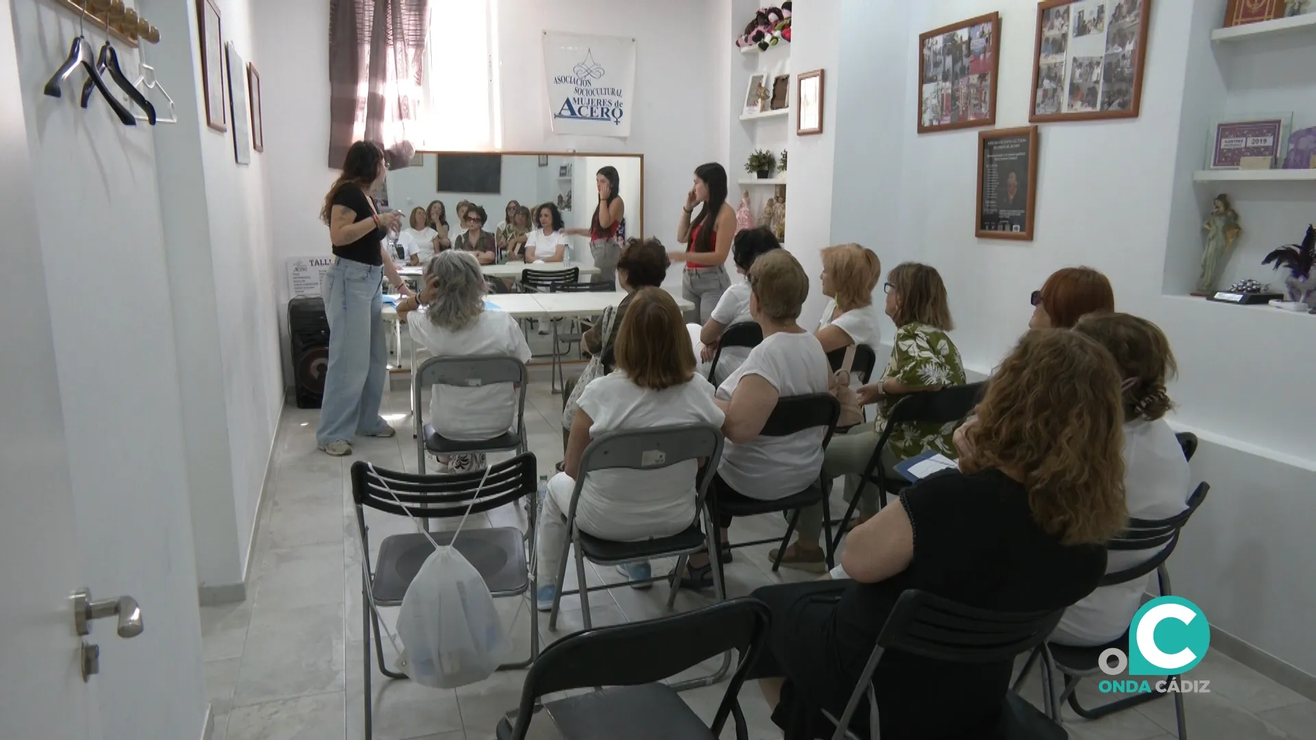 Talleres sobre salud femenina en la asociación Mujeres de Acero. 