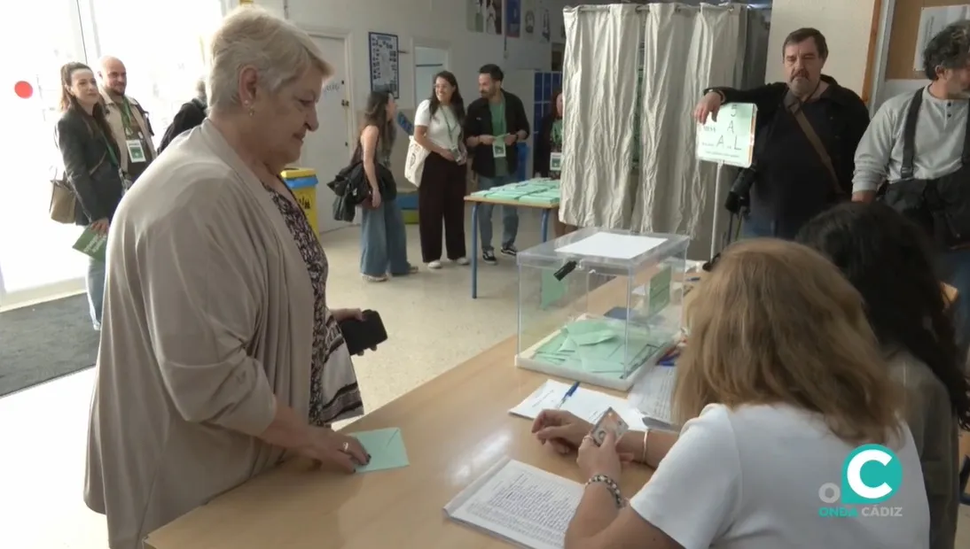 Dos horas antes del cierre de los colegios ya habían votado casi la mitad de la población censada