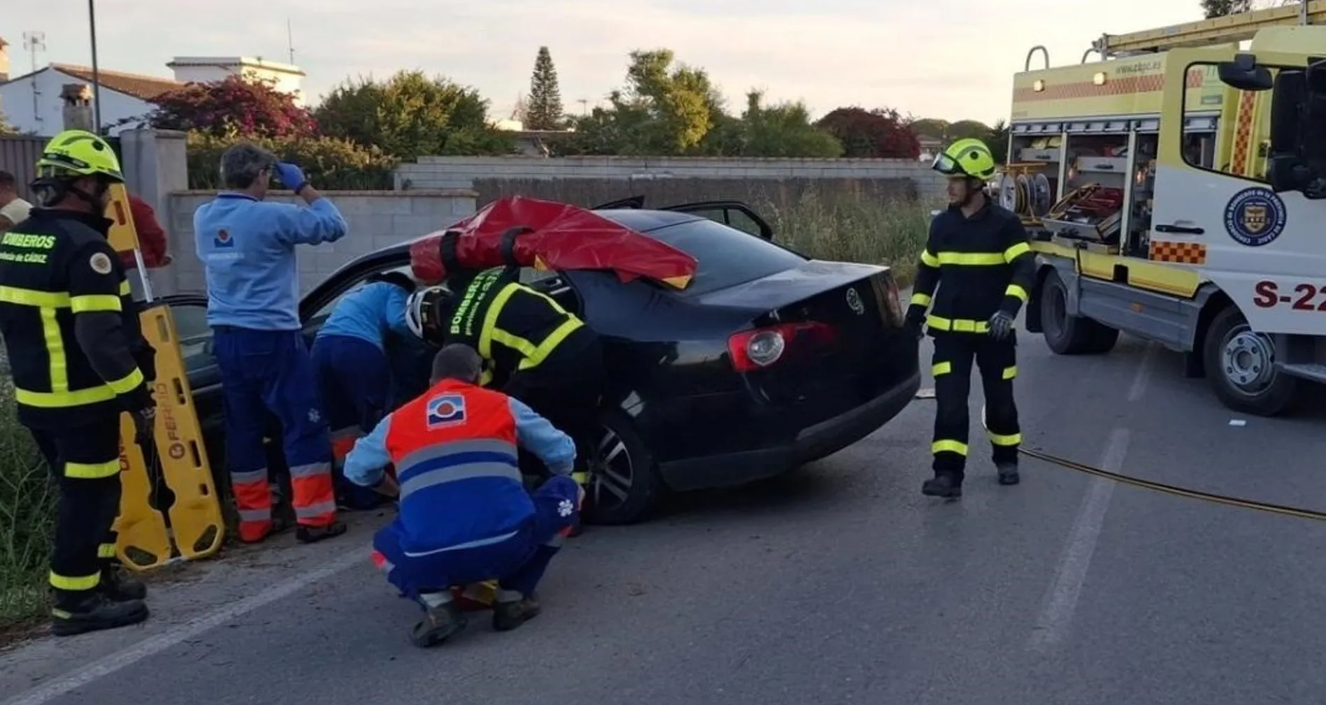 Operarios de rescate trabajan en el lugar del accidente