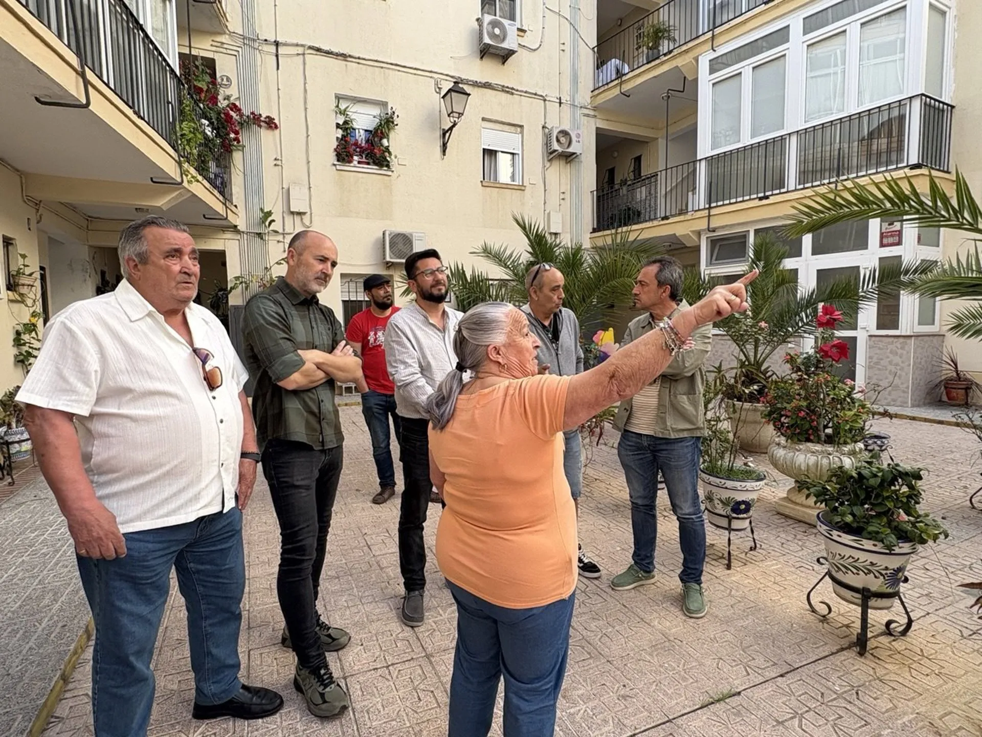 Un momento del encuentro en uno de los patios de las viviendas afectadas