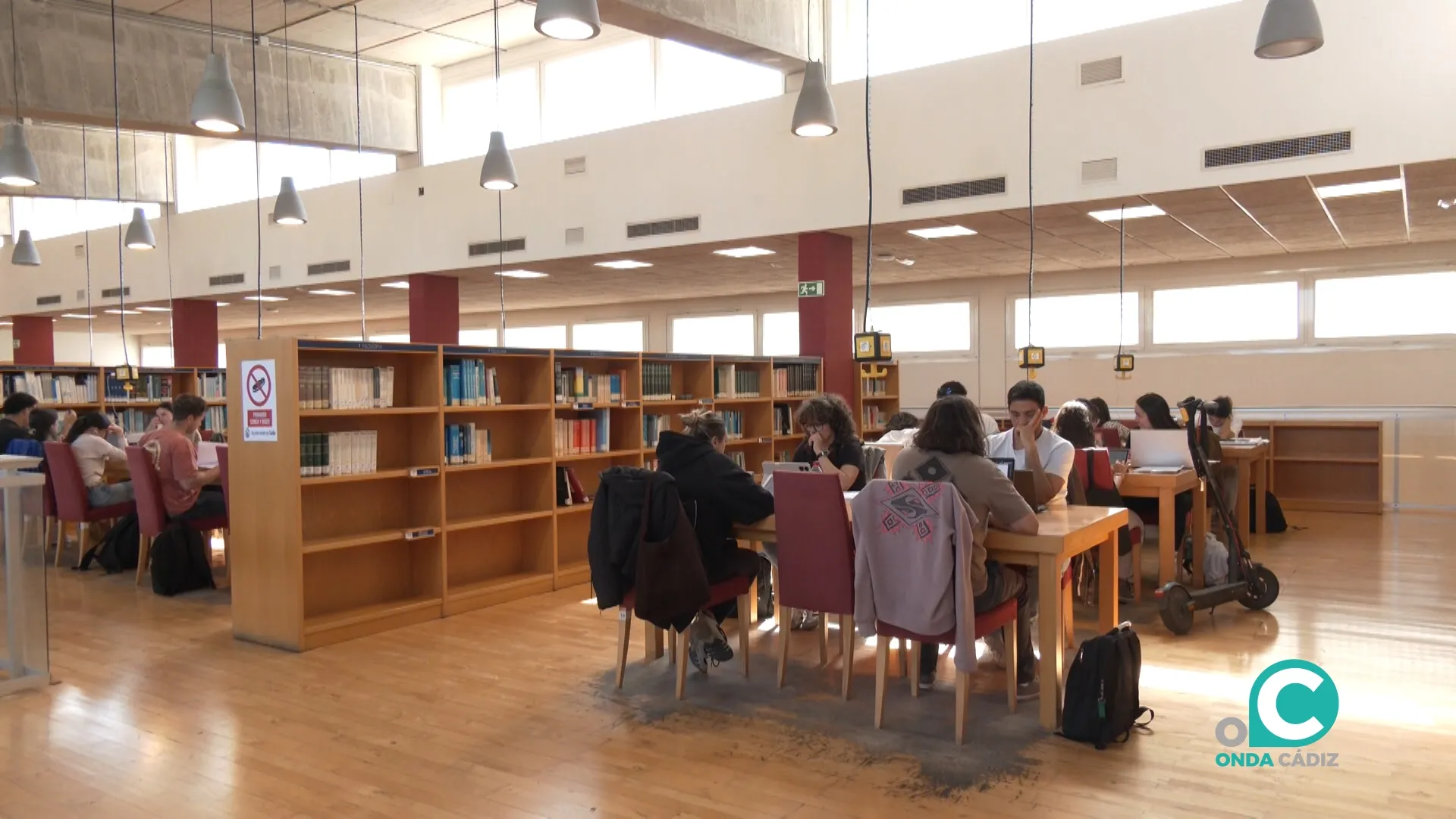 Interior de la biblioteca Adolfo Suárez.