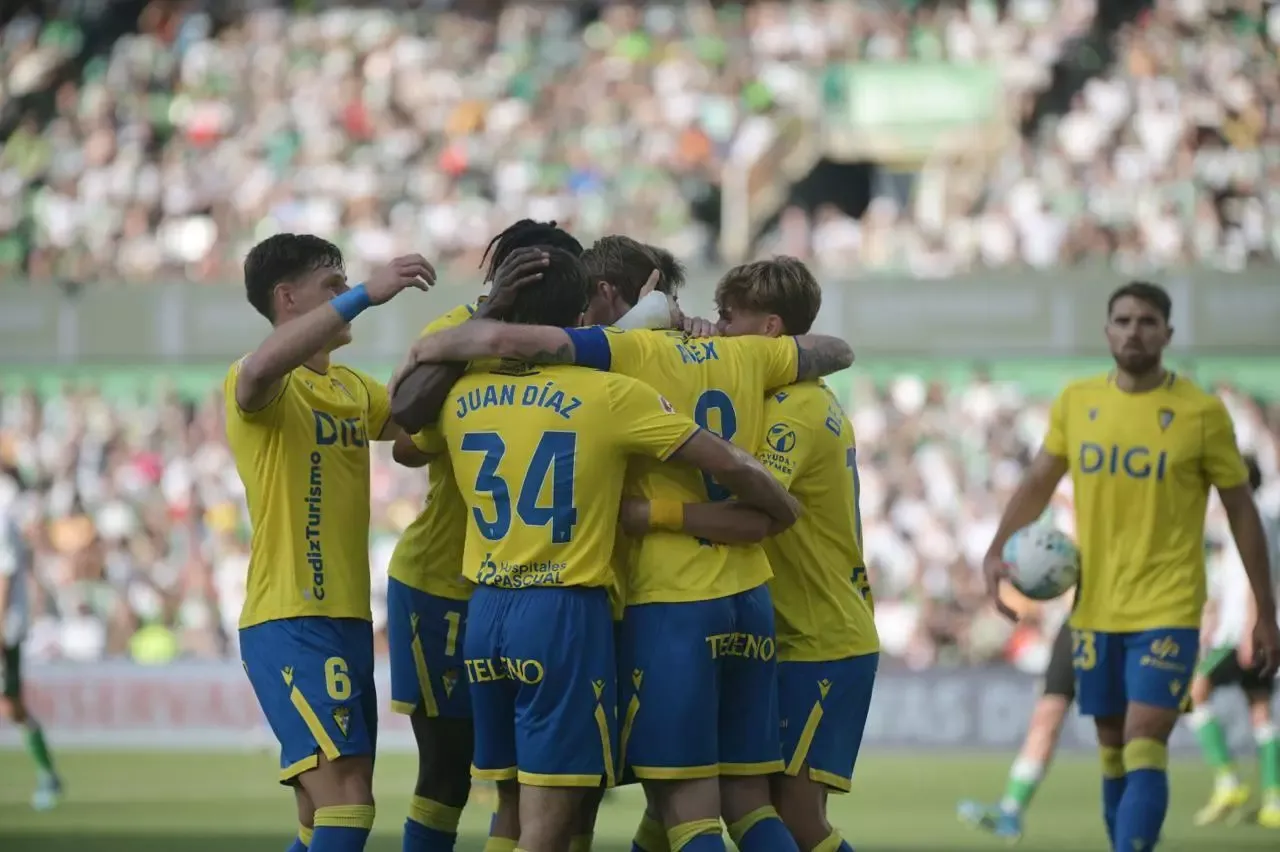 Los jugadores del Cádiz CF celbran el único gol que han marcado en el encuentro. Foto del Cadiz CF