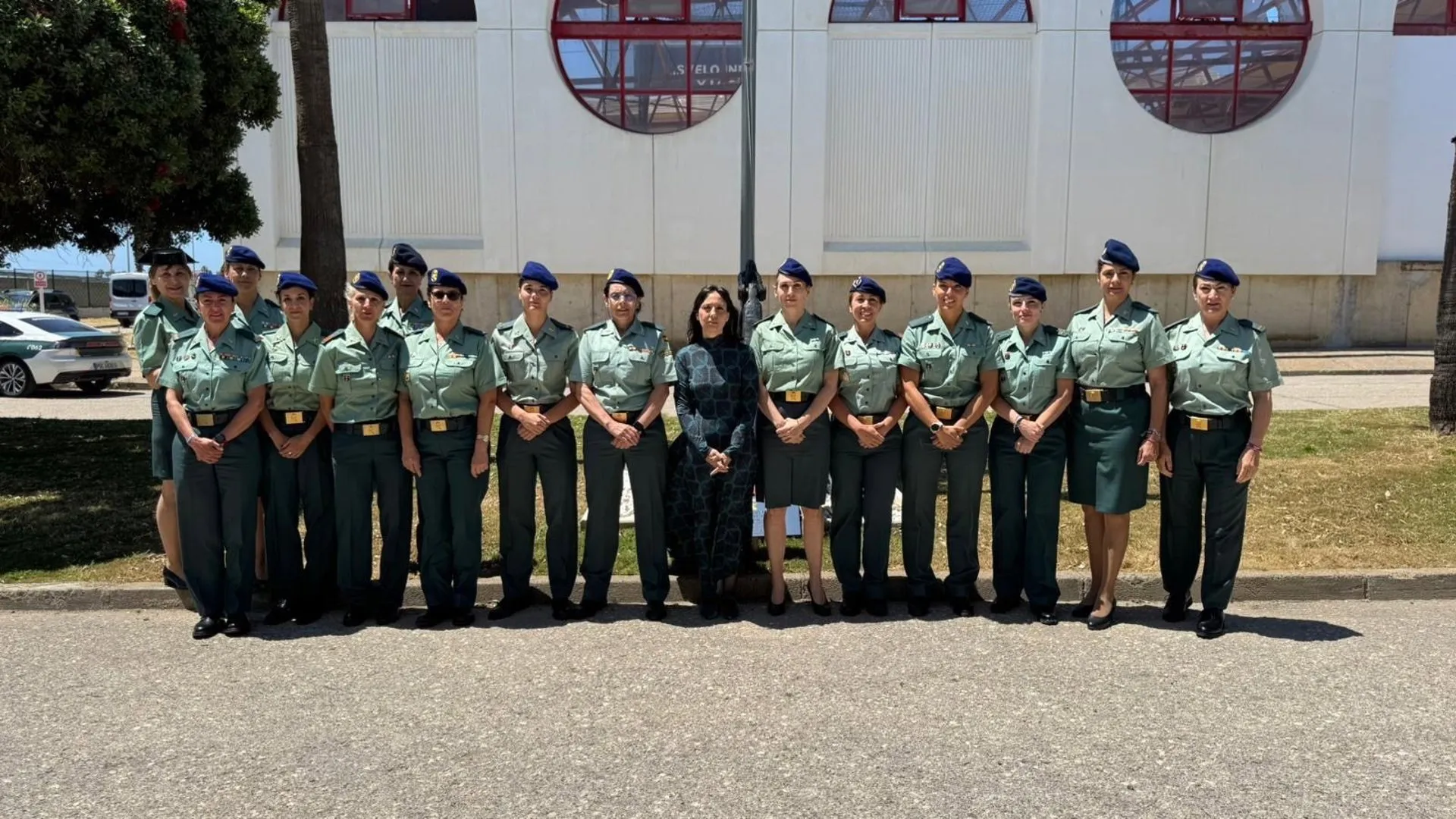 González con las guardias civiles en Cádiz 