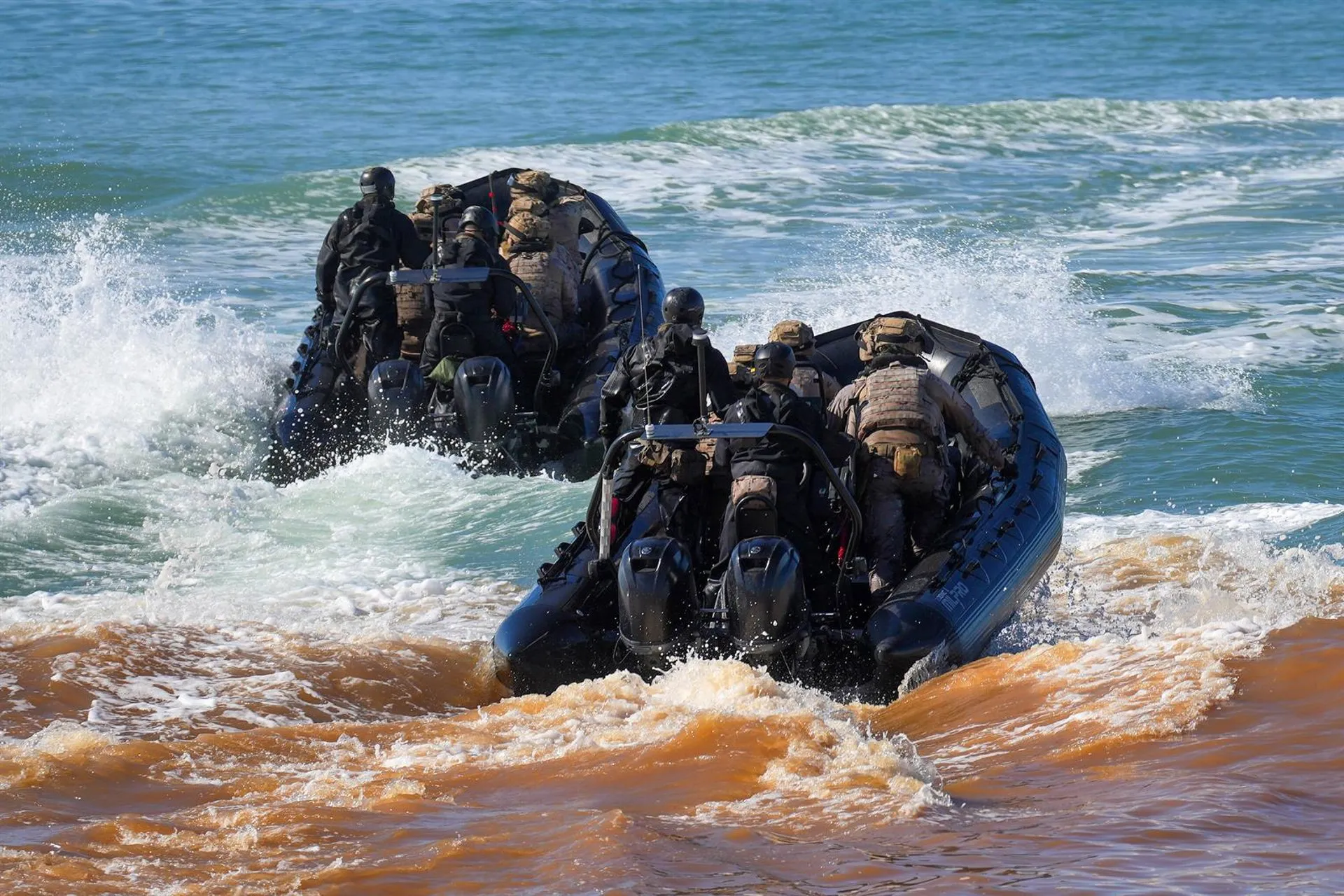 Lanchas de la Armada durante una exhibición militar en la Playa del Retín en marzo de 2025