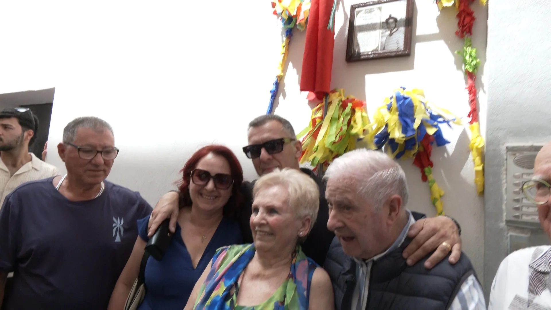 El homenajeado Antonio Galán junto a su familia tras descubrir la placa.