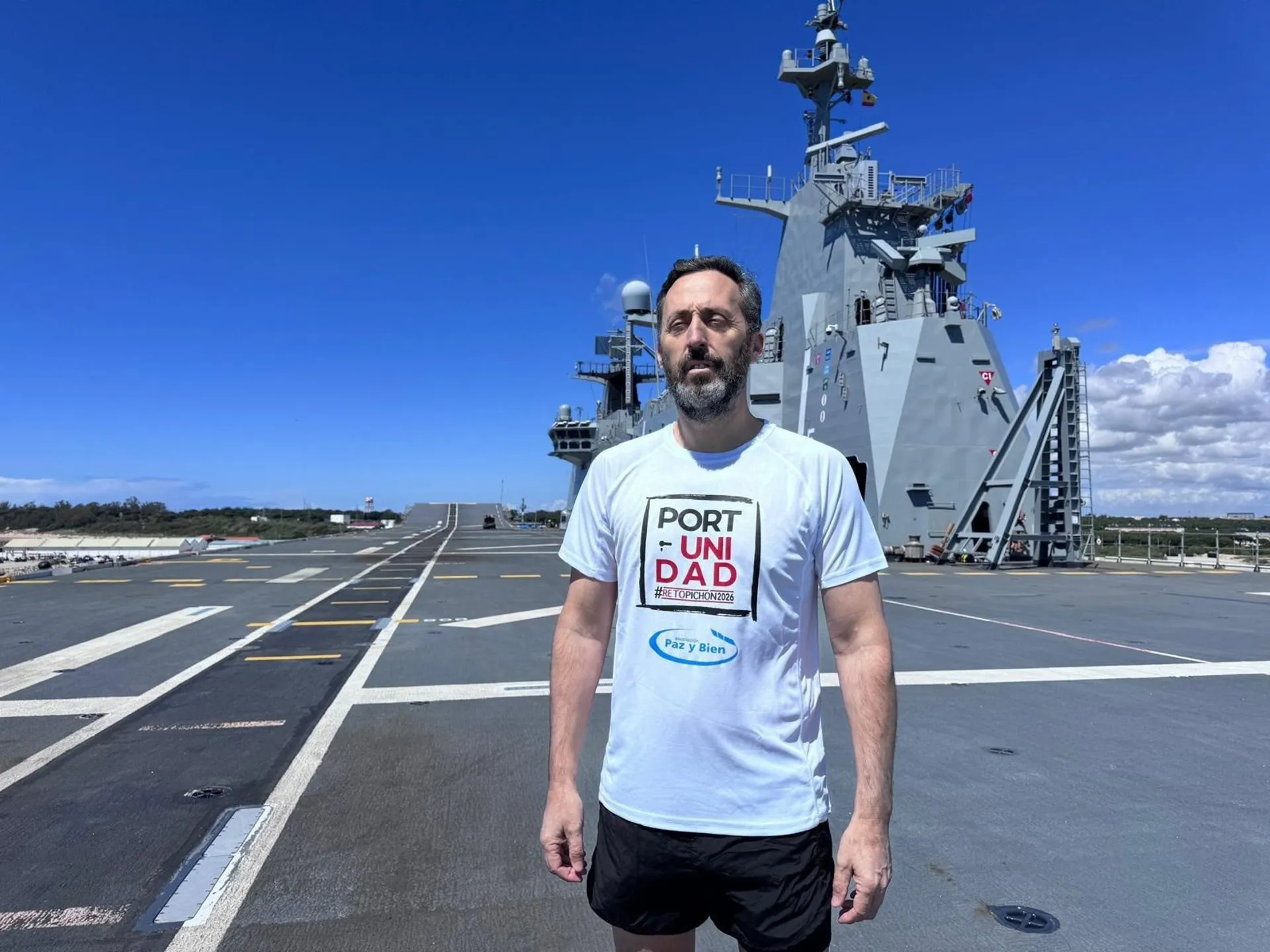 Juan Luis Muñoz Escassi, impulsor del Reto Pichón, en la cubierta de vuelo del buque 'Juan Carlos I'