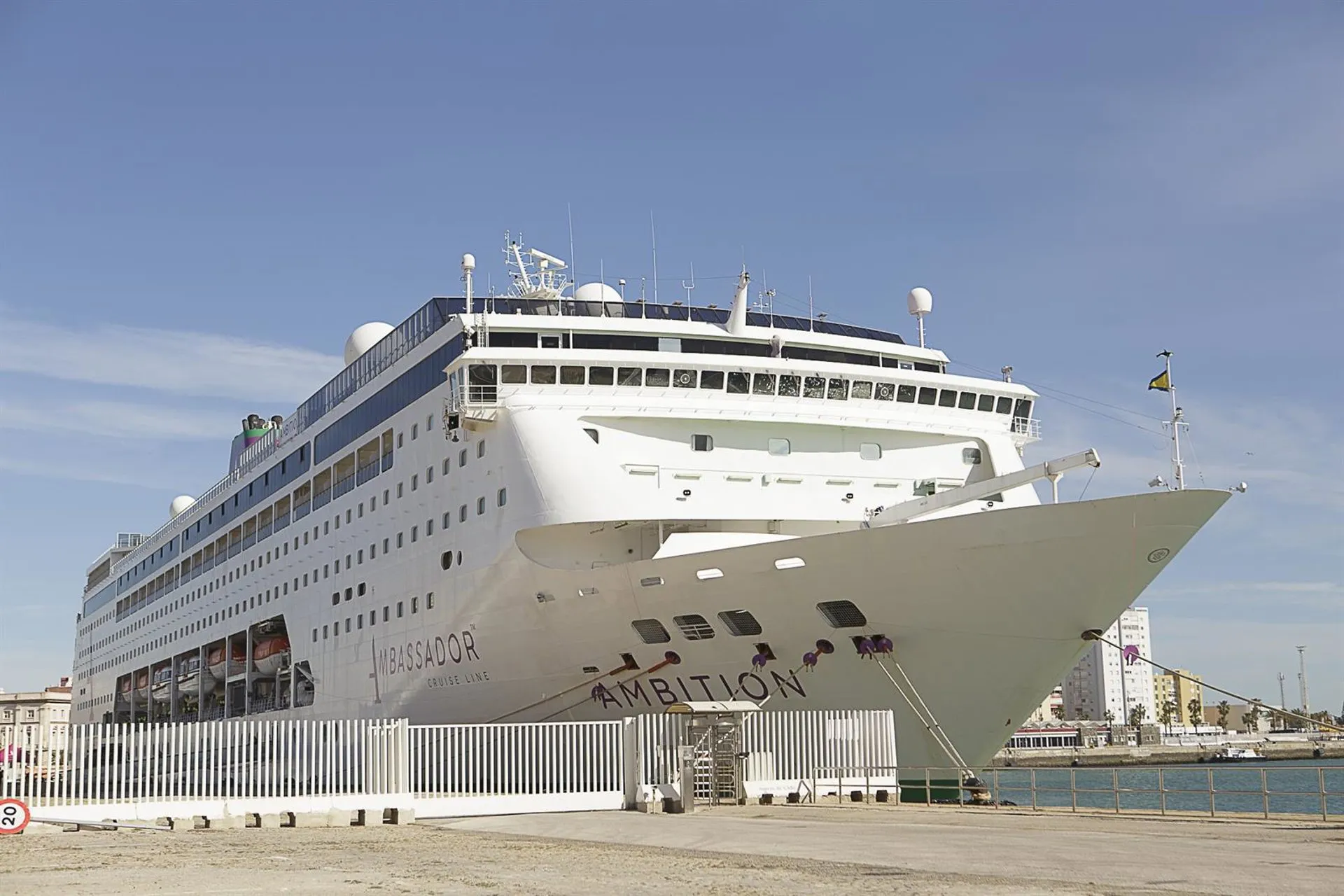 Un crucero alclado en el muelle de Cádiz 