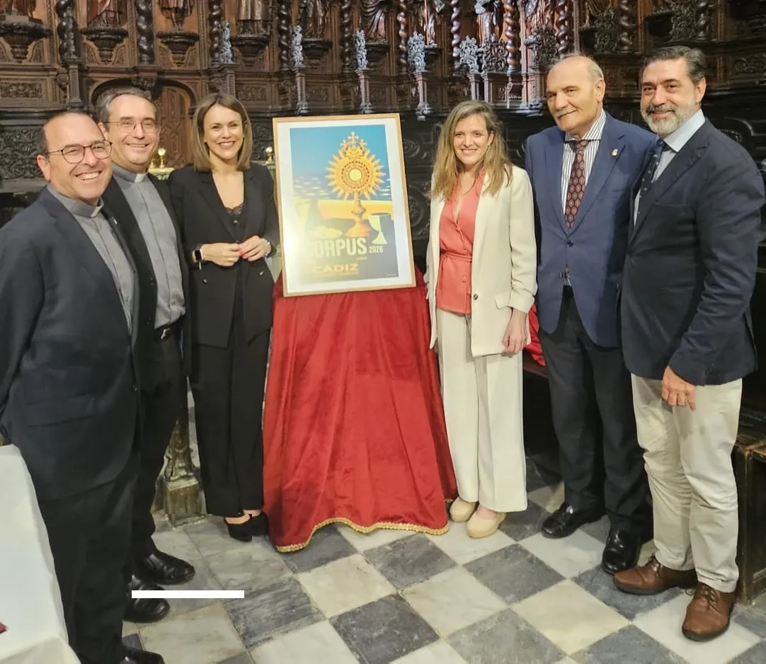Autoridades e invitados ante la obra del fotógrafo y diseñador gráfico José María Reyna