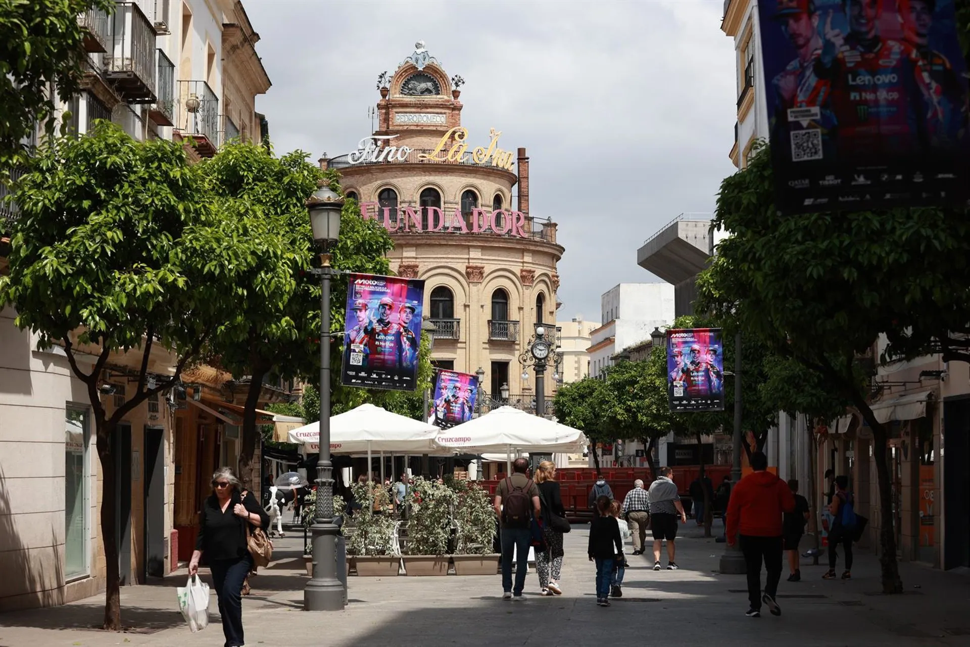 Gente paseando por una de las calles del centro histórico de Jerez.