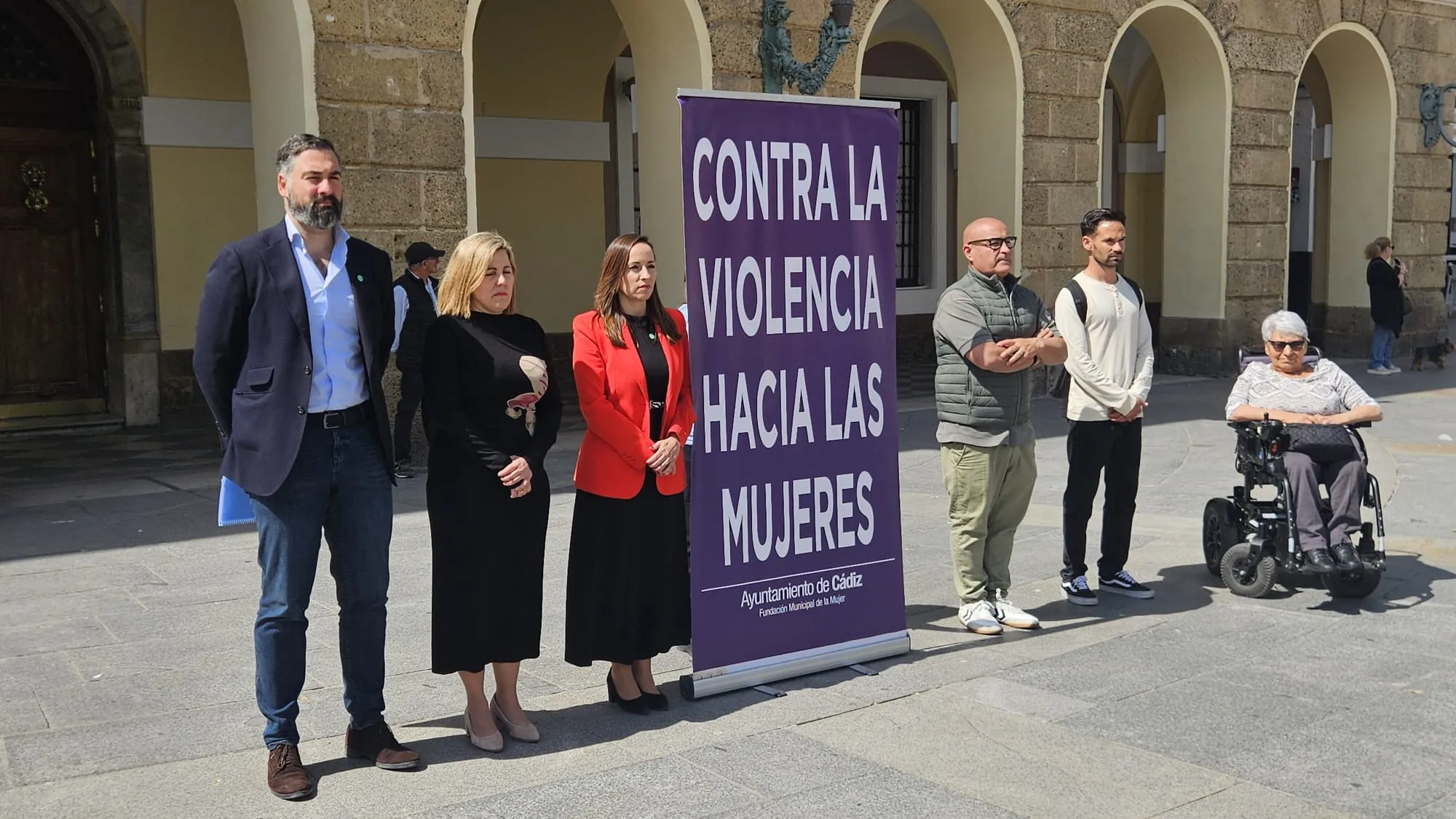 Un momento del acto al mediodía en la plaza de San Juan de Dios 