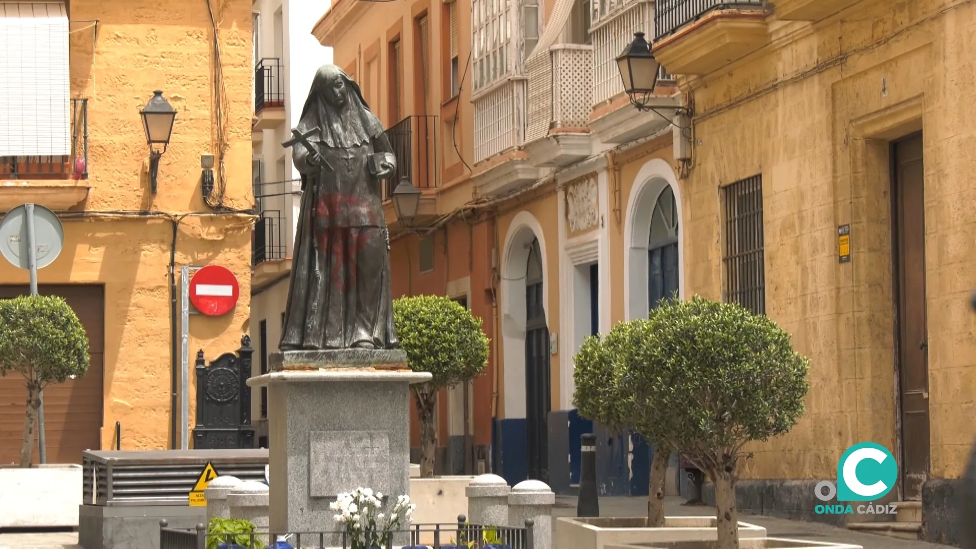 Estado del monumento a Santa Ángela de la Cruz, en plaza de las Viudas. 