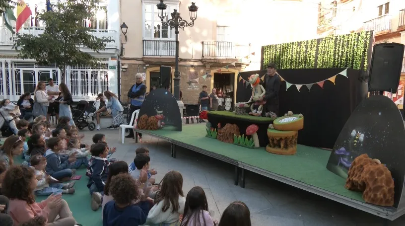 La compañía Pequeños Duendes provocó la risa y el baile entre el público asistente