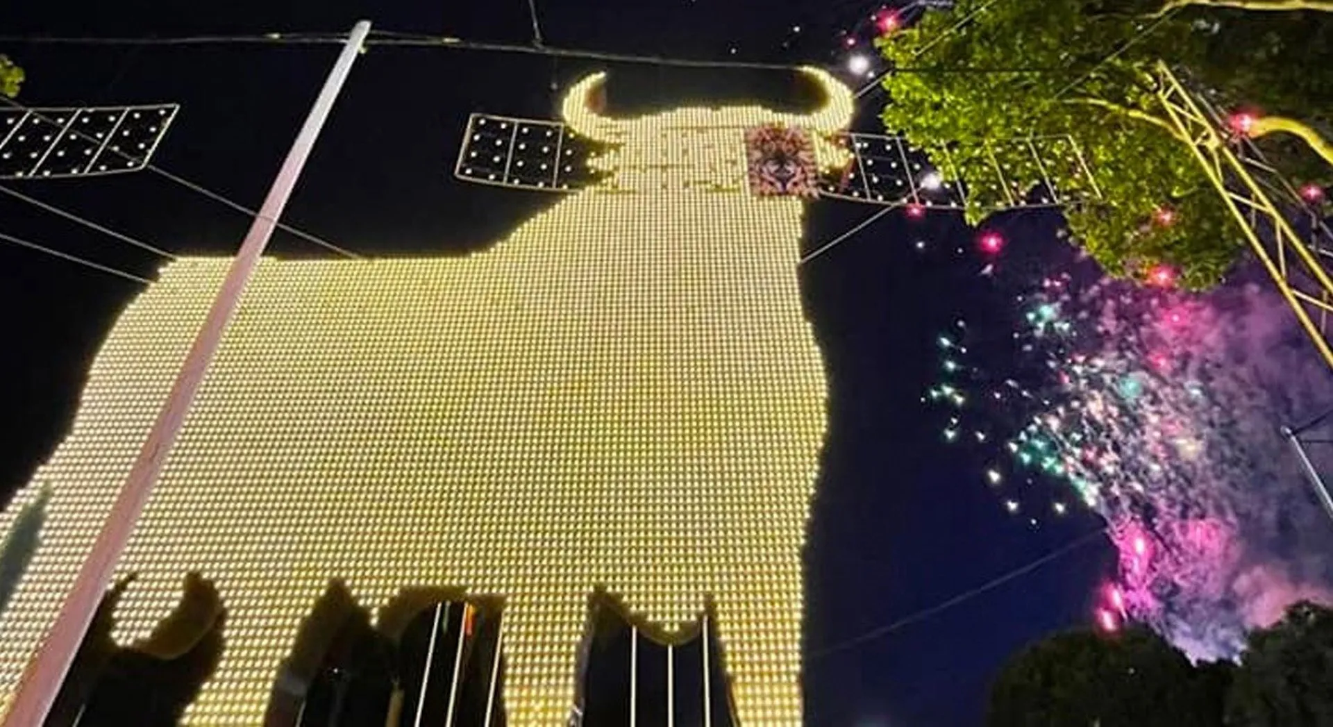 Toro de Osborne iluminado en el recinto ferial portuense