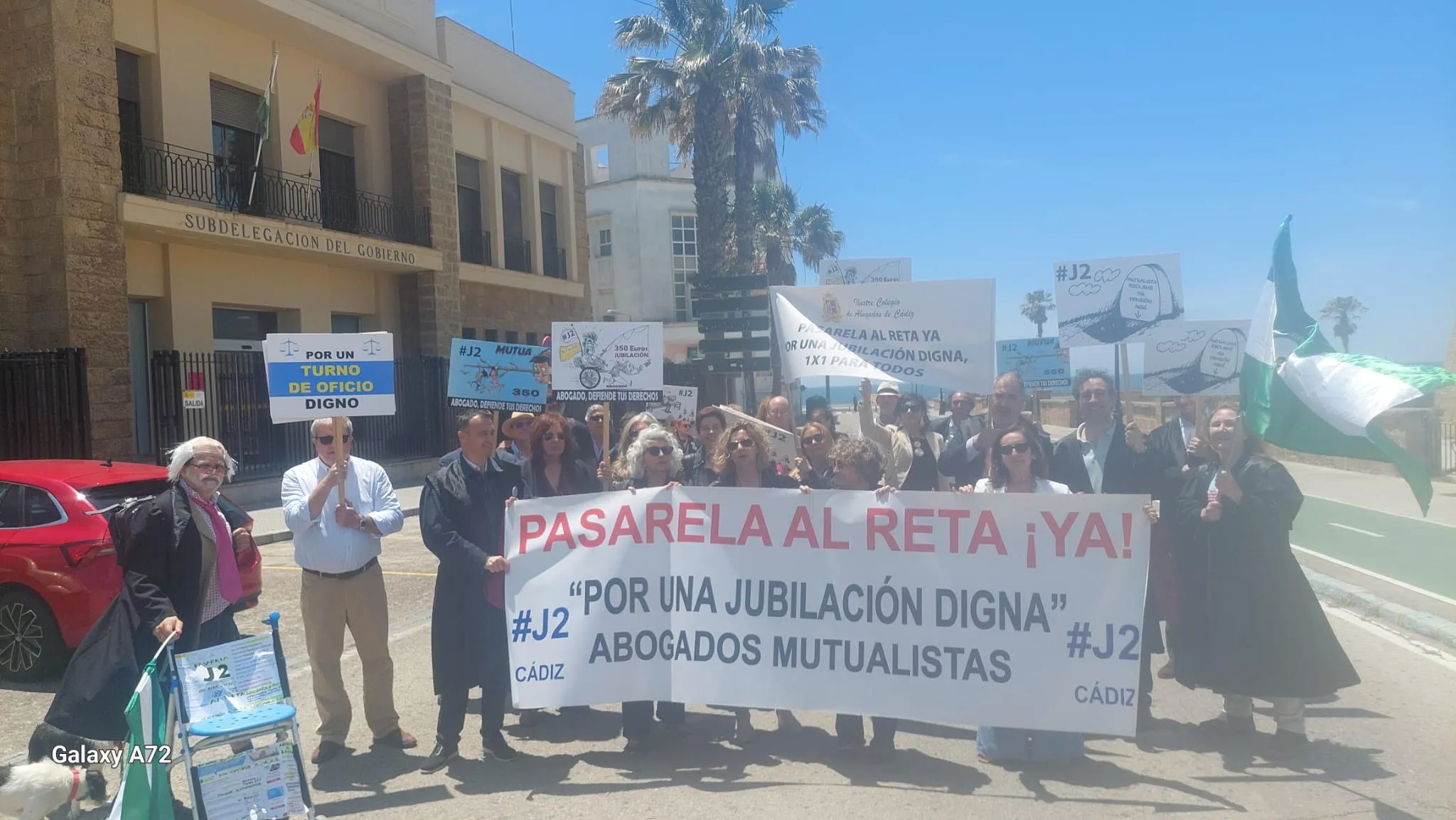 Momento de la protesta este martes ante la sede de la Subdelegación de Gobierno en Cádiz 