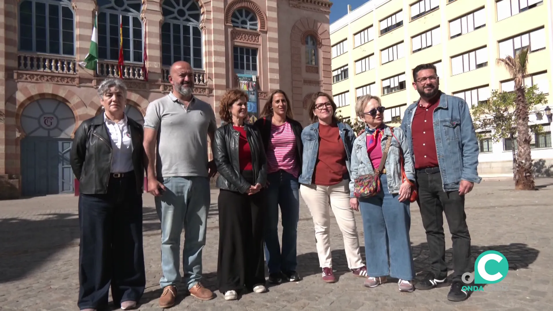 Un momento del encuentro ante los medios este lunes frente al Gran Teatro Falla