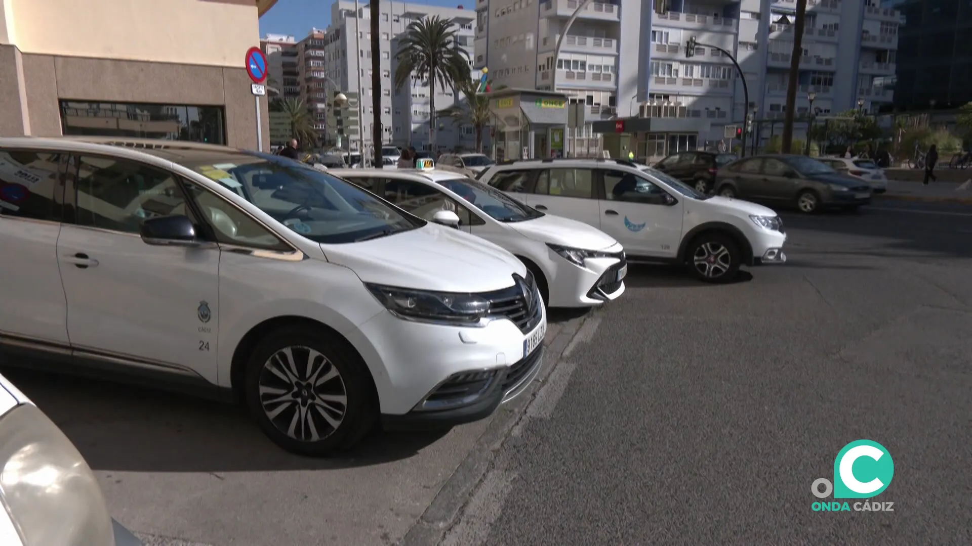 Vehículos de taxi en la parada de la Glorietas Helios de la capital gaditana