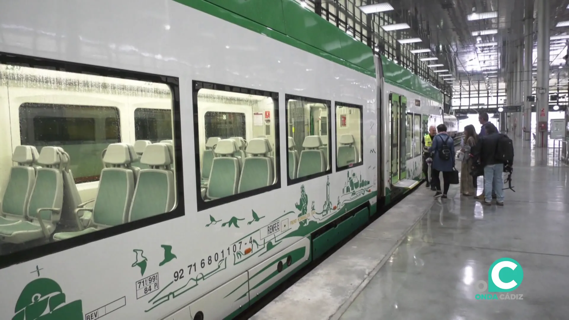 Usuarios acceden a los vagones en la estación de Cádiz