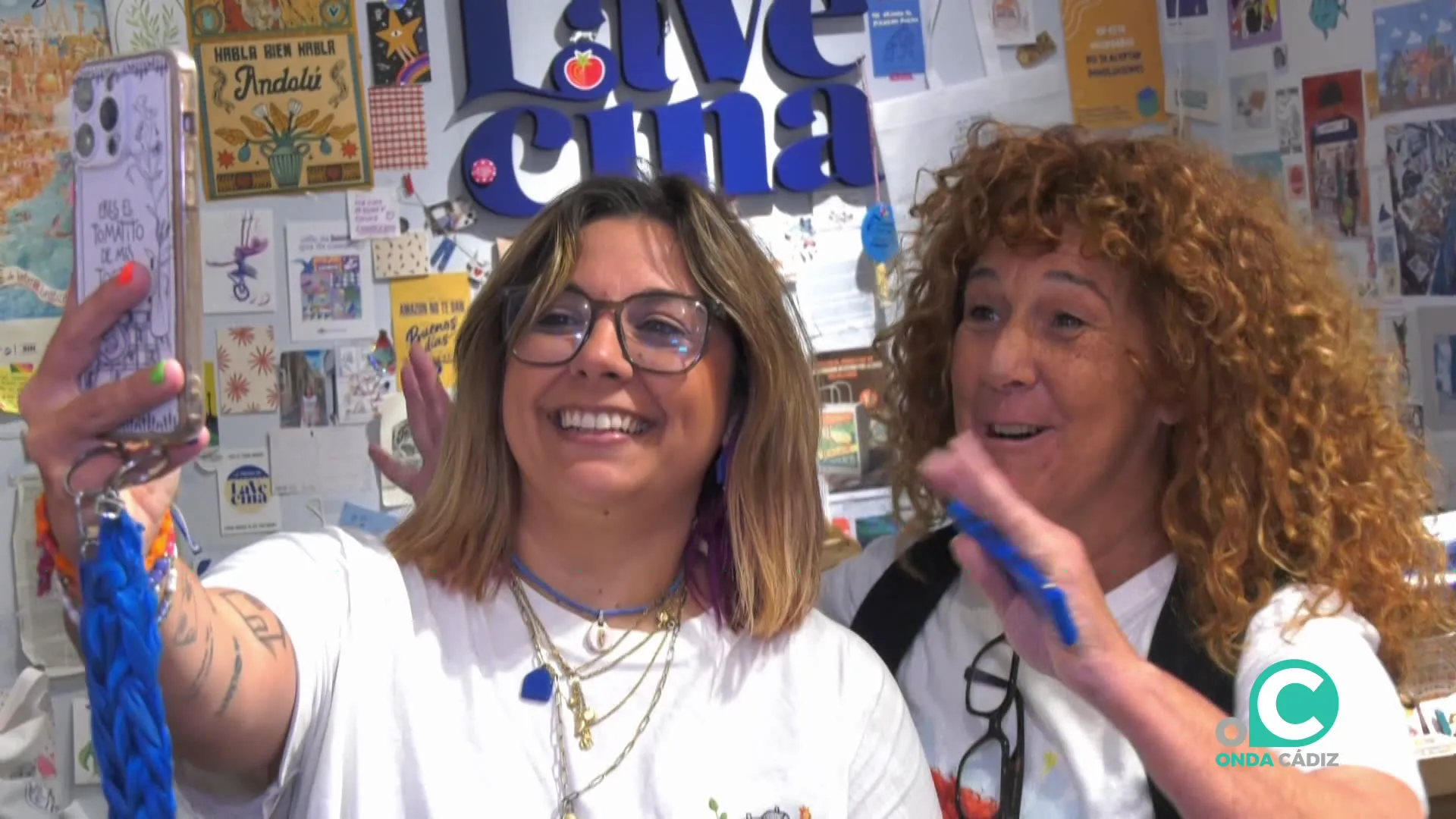 Las dueñas del local durante la realización de un video promocional 