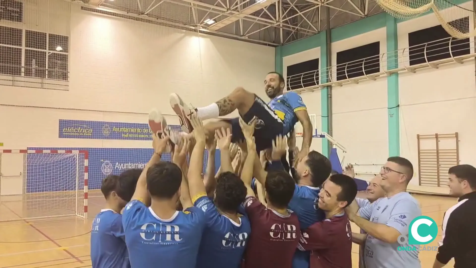 Carlitos homenajeado por sus compañeros tras el choque del pasado sábado