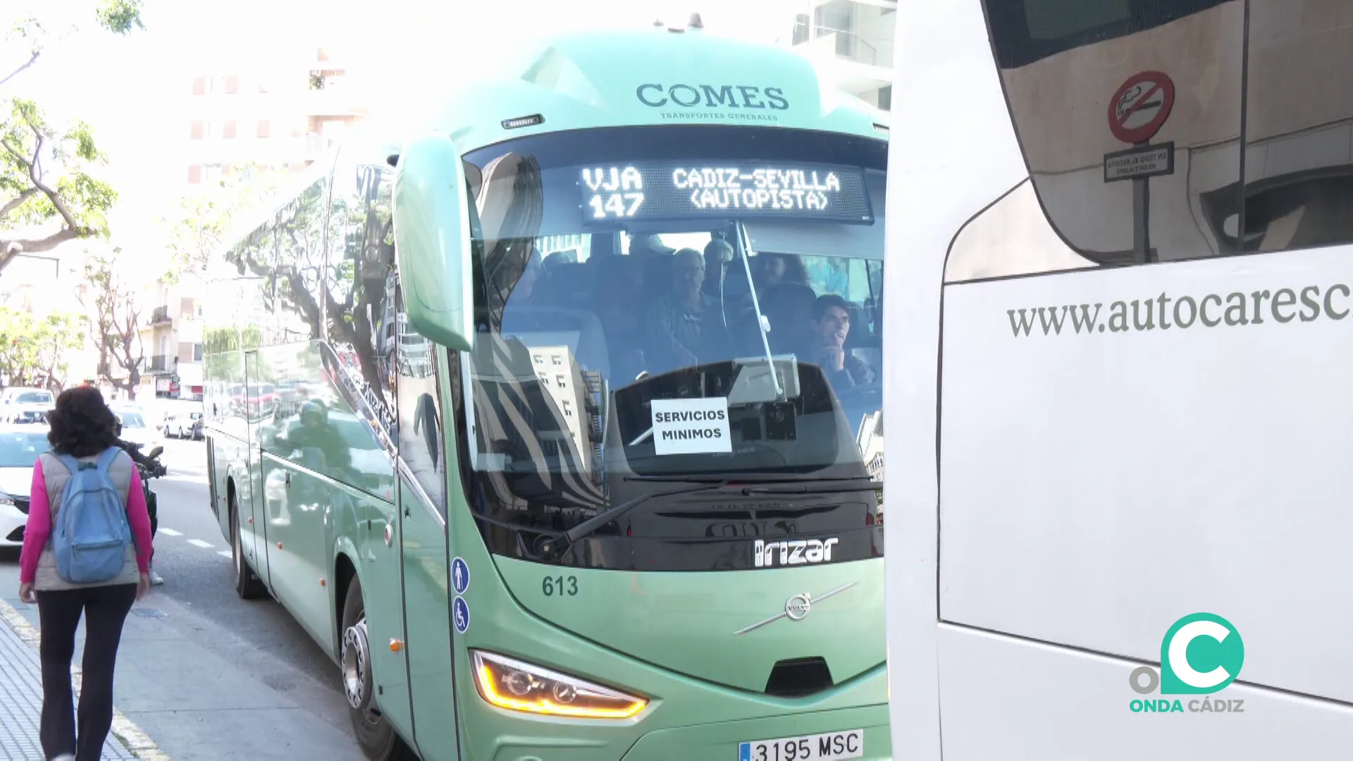 Vehículo en servicios mínimos este jueves en una parada de Cádiz