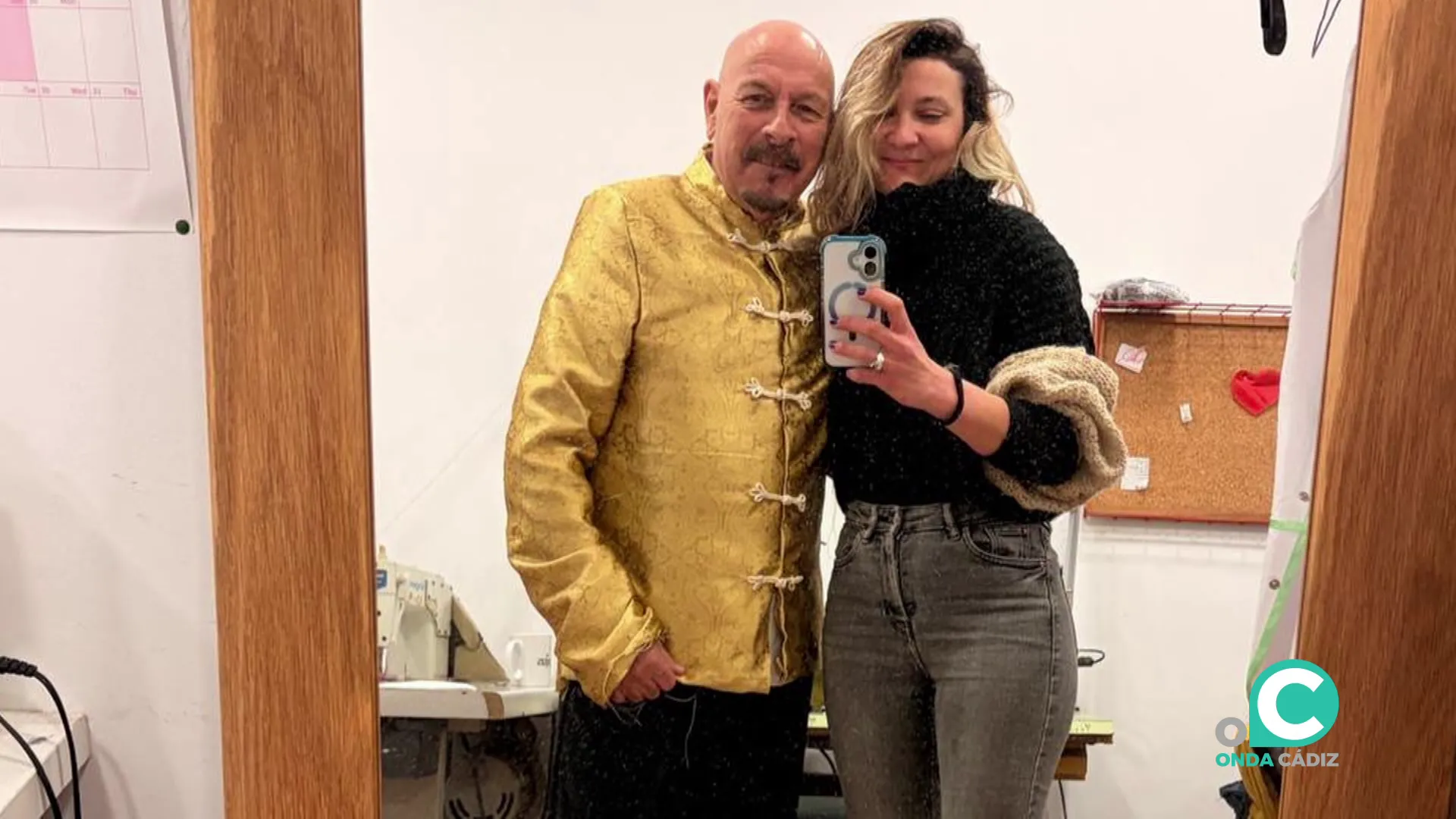 Campos posa con una de sus creaciones que viste al cantante portuense Ruibal