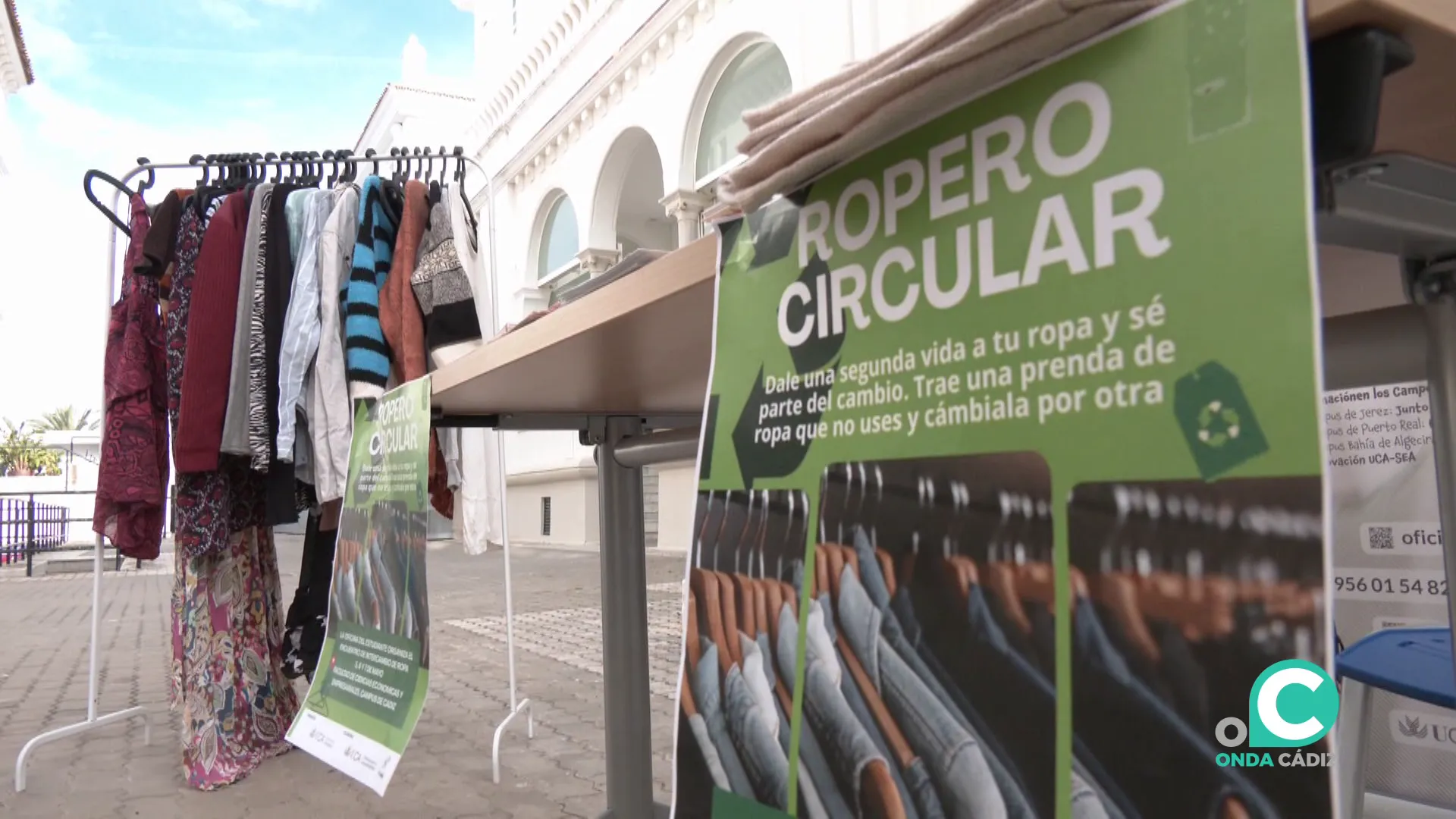 Género dispuesto en el patio del edificio listo para ser intercambiado este miércoles