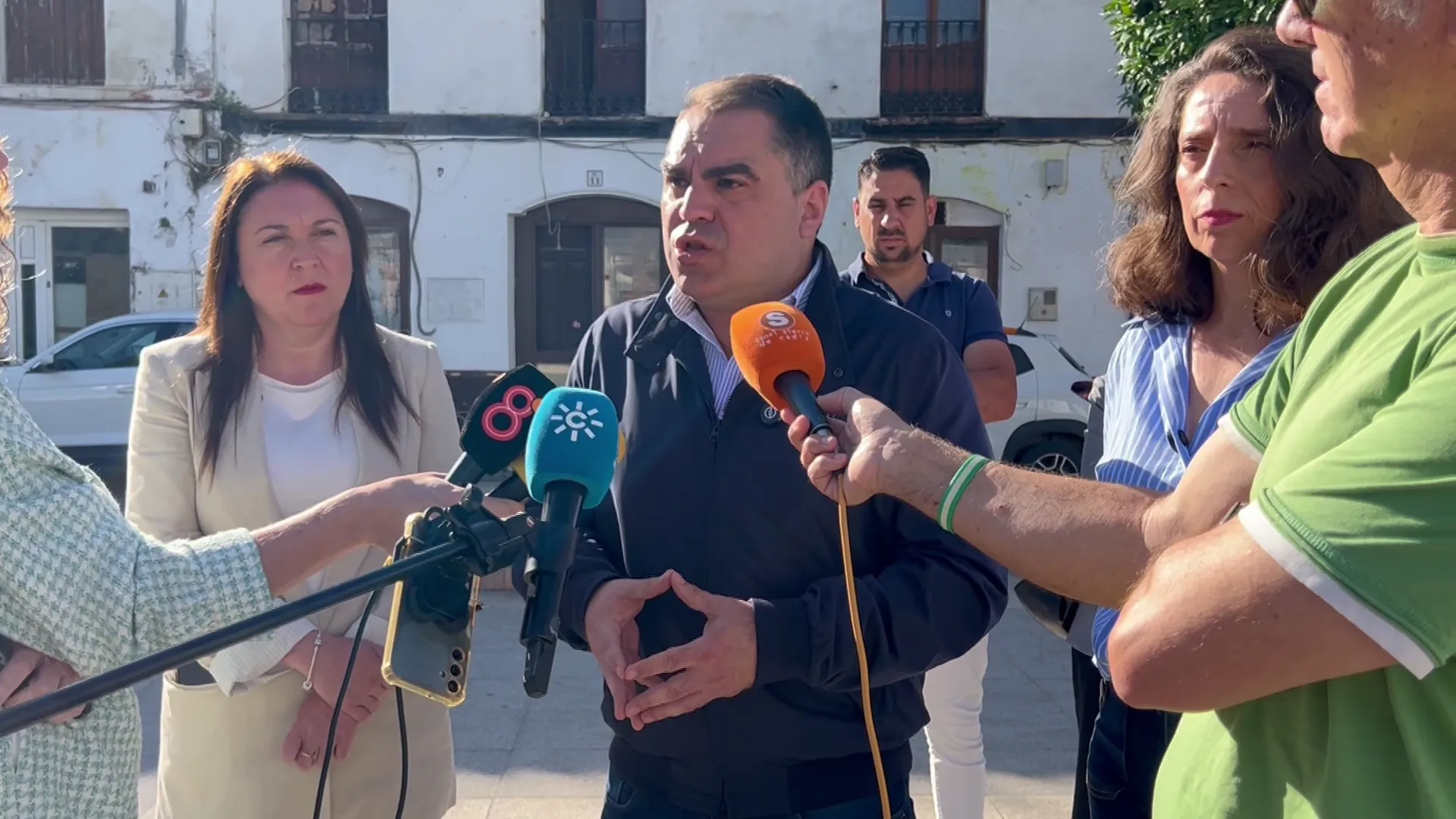 El dirigente socialista interviene ante los medios de comunicación