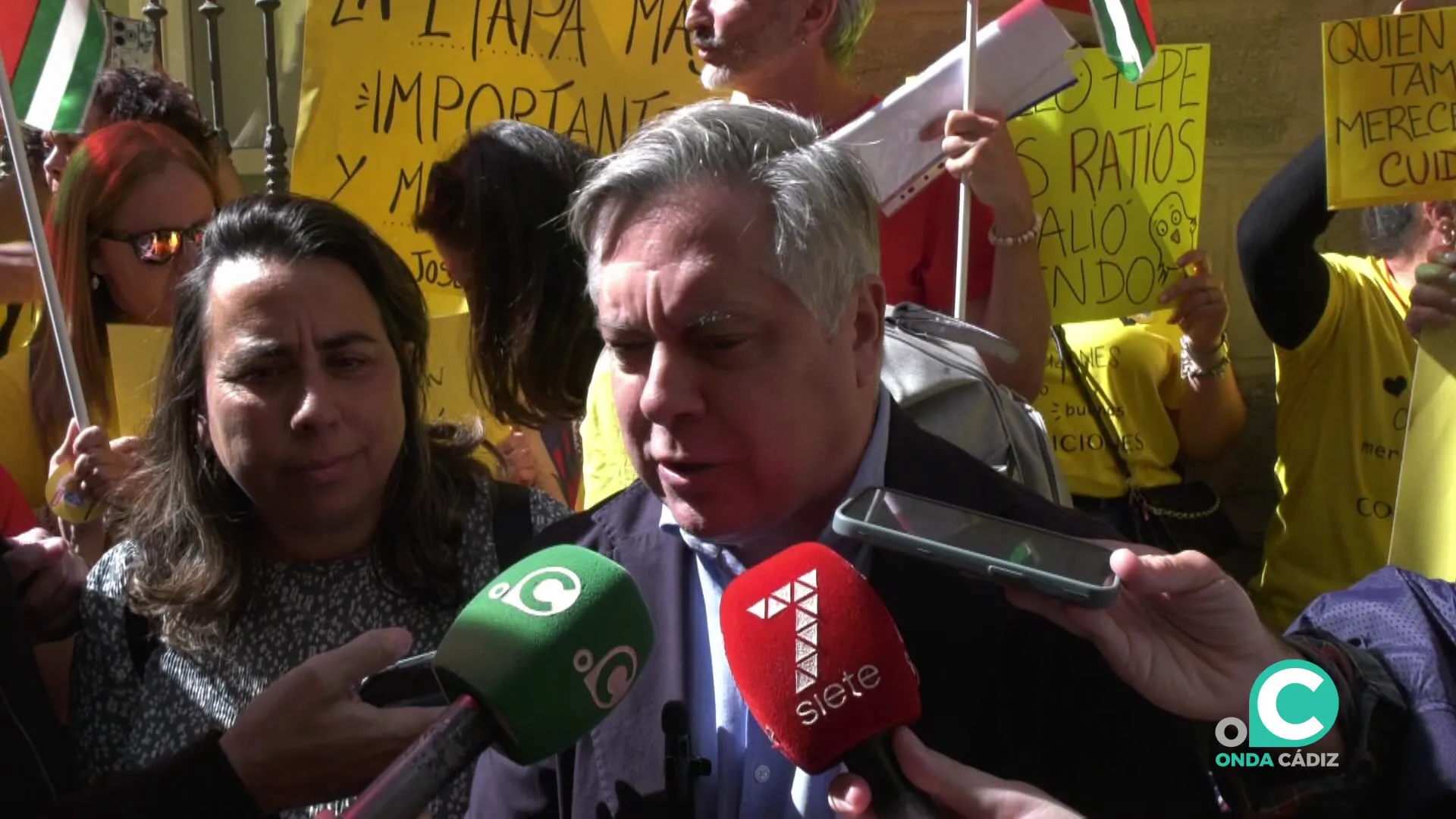 El dirigente socialista contesta a los medios durante la movilización de este jueves