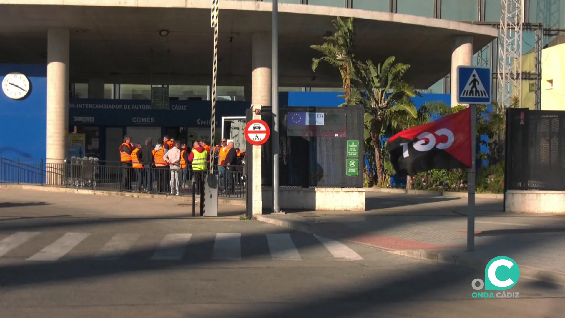 Trabajadores concentrados ante la estación de la capital gaditana durante las movilizaciones