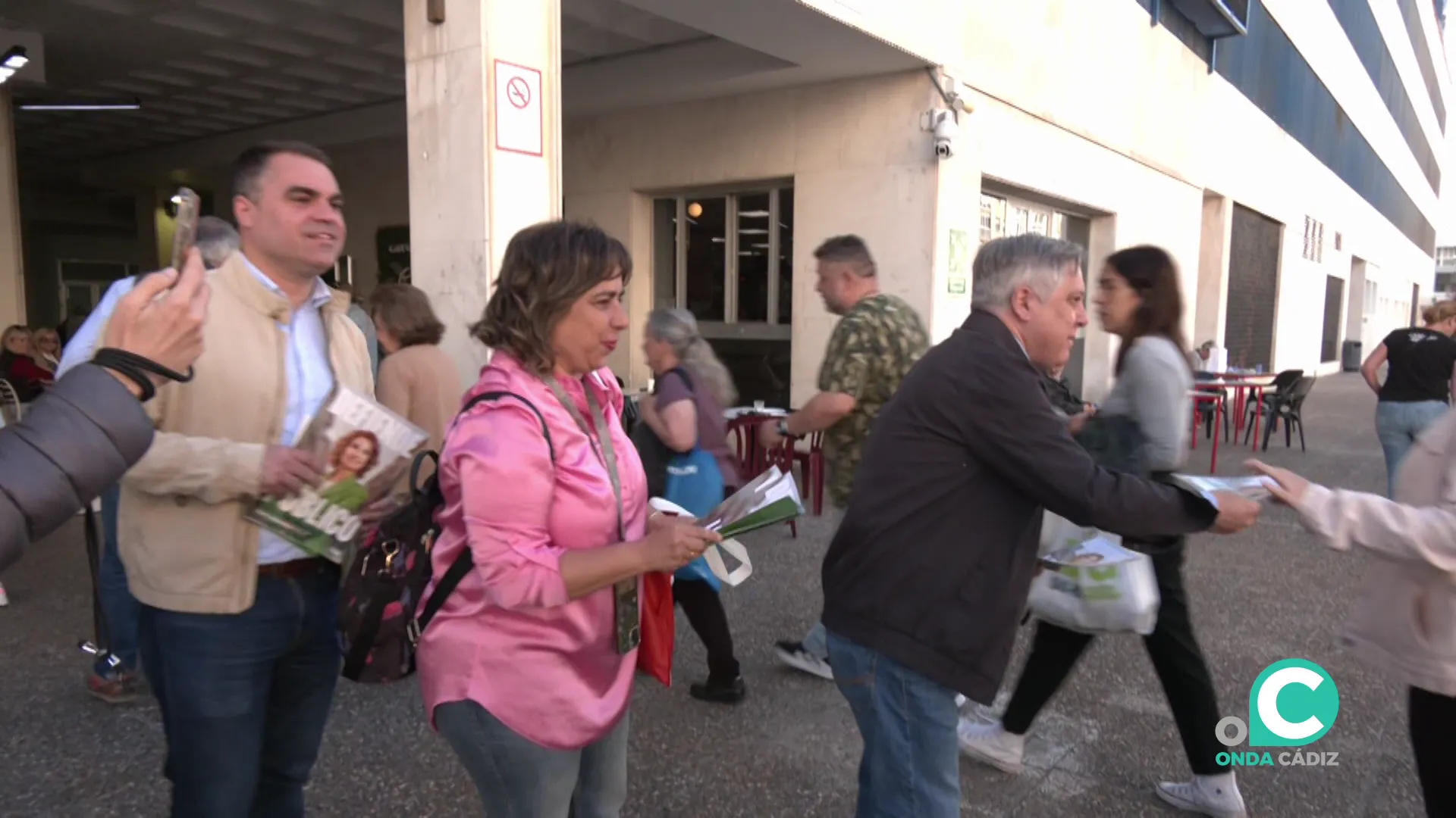 Álvarez durante un reparto electoral este viernes a las puertas del Hospital Puerta del Mar.