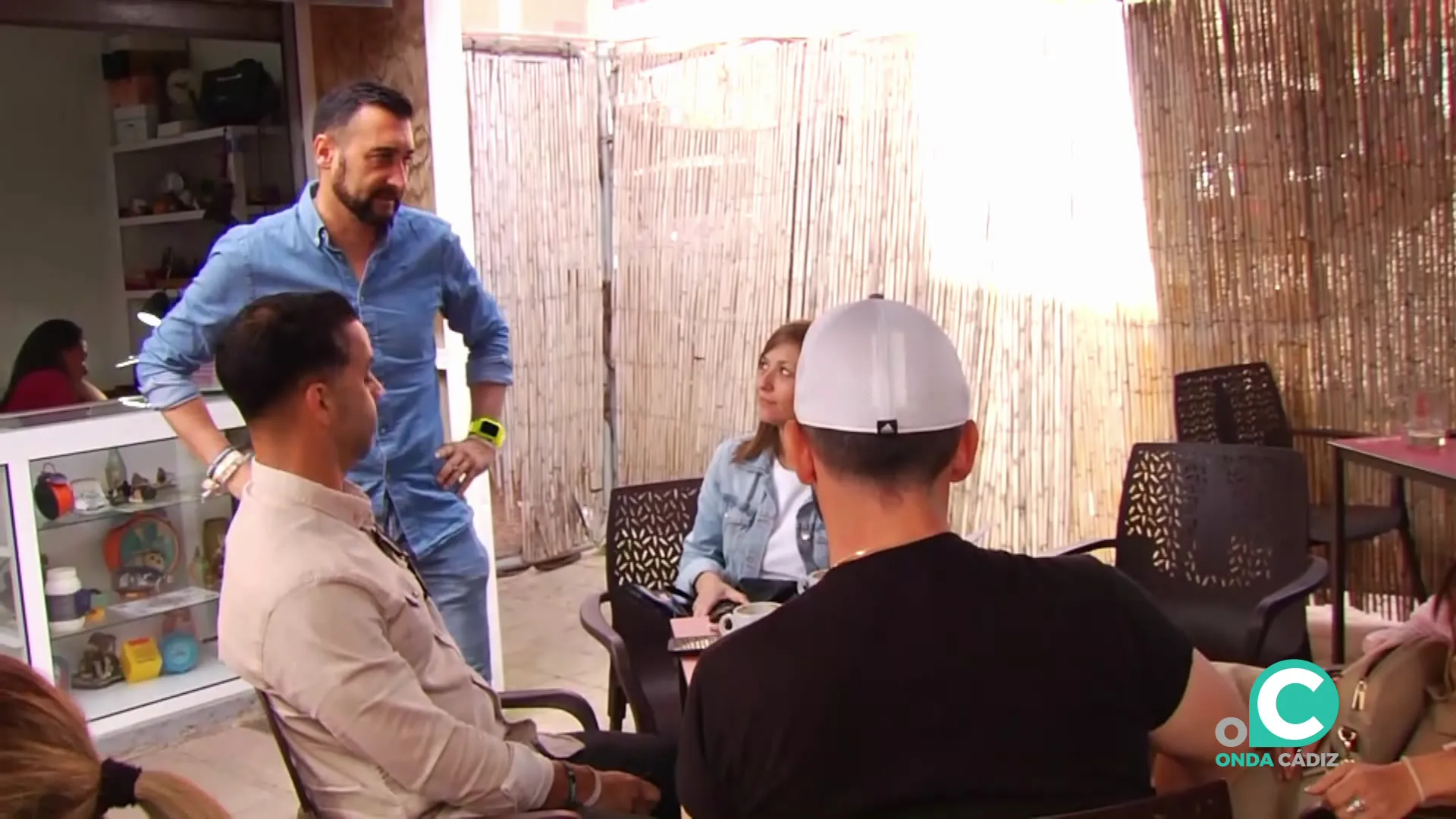 Francisco Mesa durante dialoga ante un grupo de personas en un recorrido elecoral por una localidad gaditana