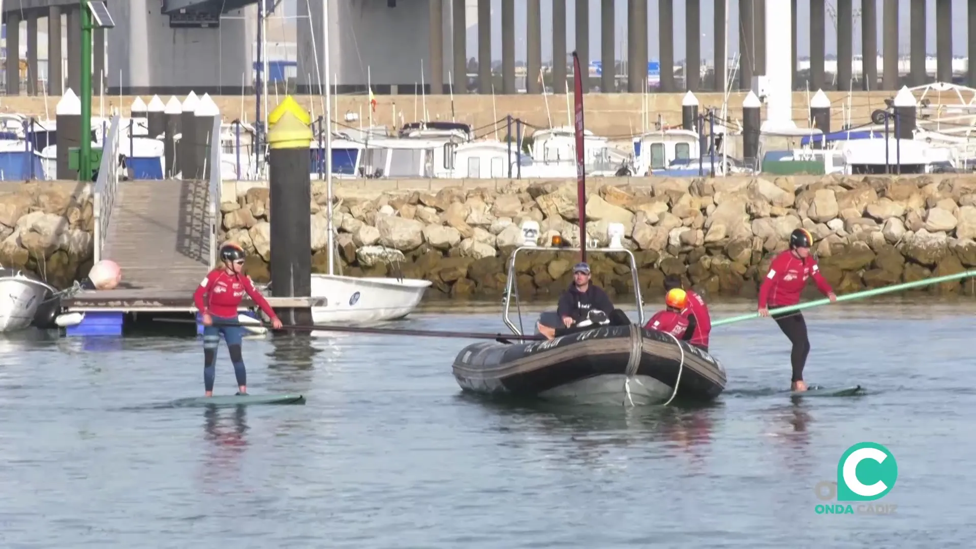 Dos practicantes de foiling en aguas de Elcano 