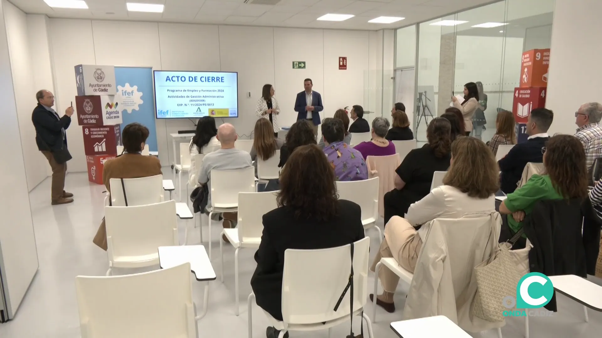 El acto de clausura contó con la presencia de autoridades al aula donde se han impartido las distintas clases
