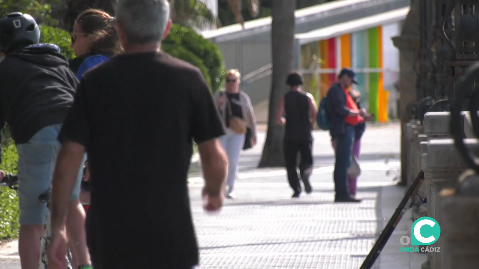Transeuntes por el Paseo de Santa Bárbara en la capital gaditana