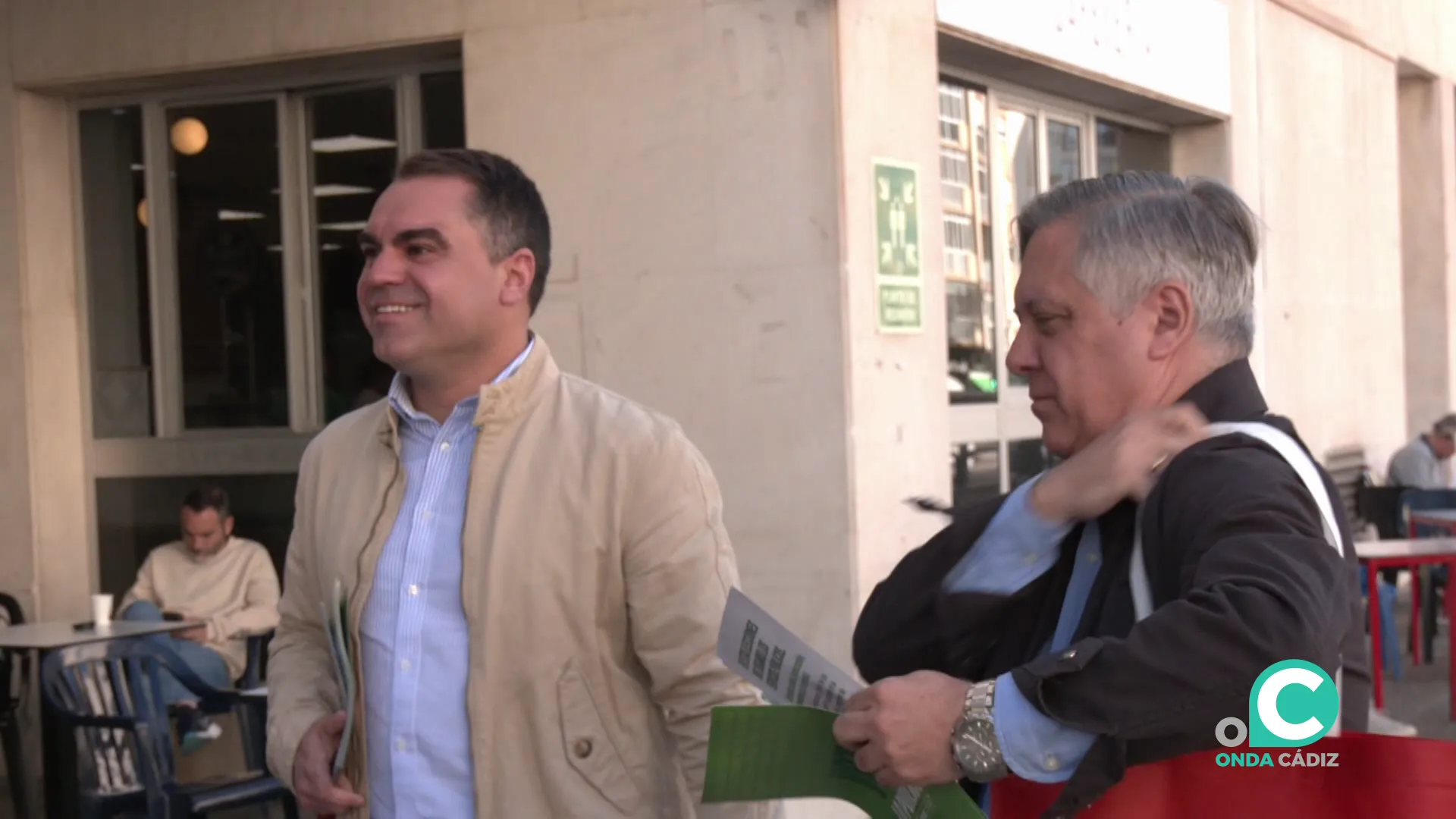 Cornejo y Óscar Torres durante un reparto de propaganda electoral ante el Hospital Puerta del Mar