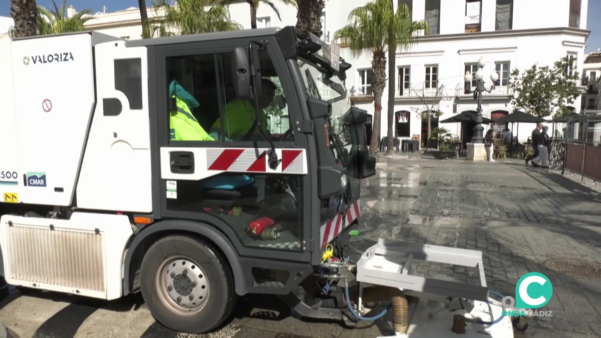 Vehículo de al empresa en la plaza de San Juan de Dios