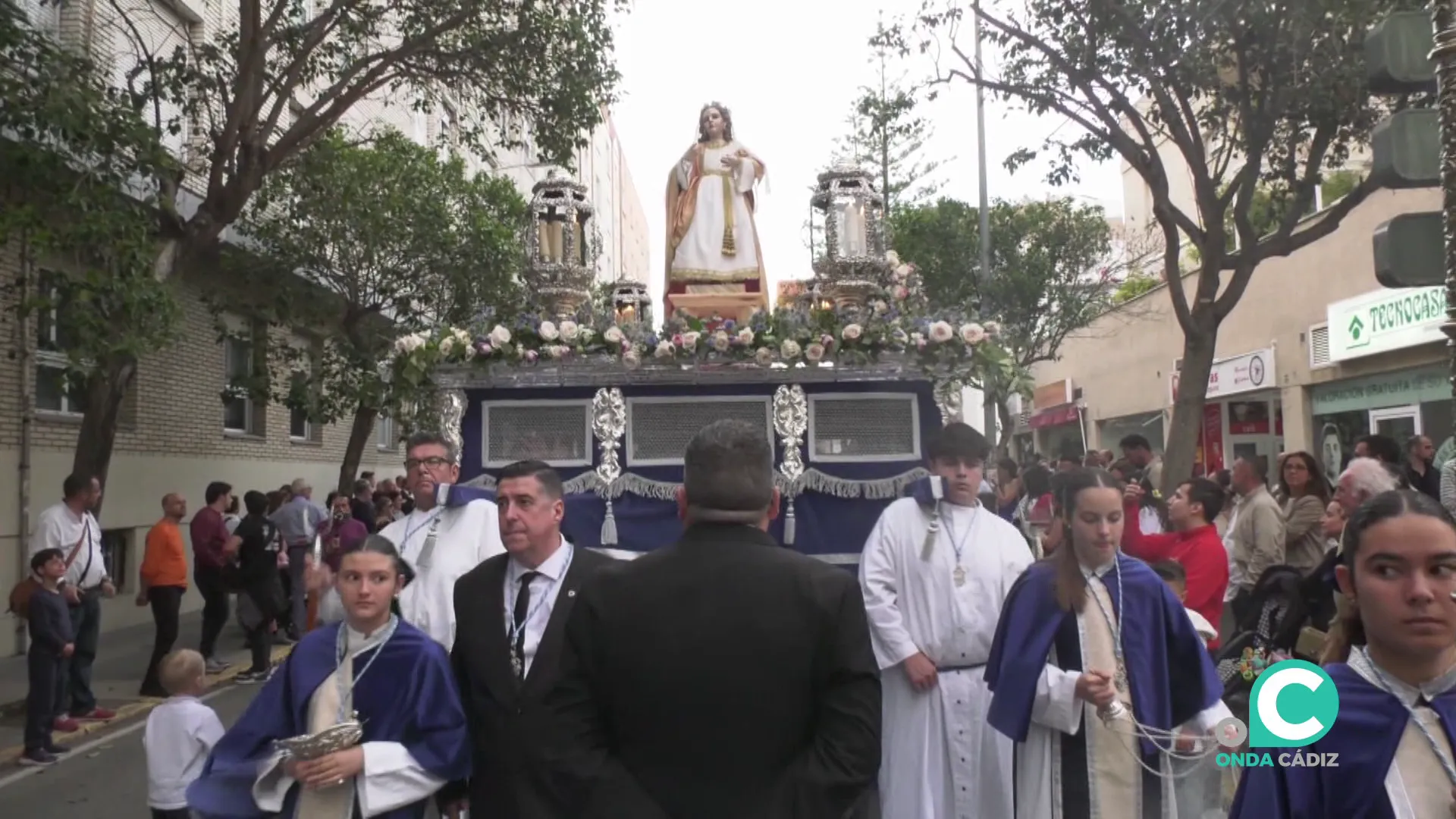 Este año la imagen procesionará por primera vez en peana ejecutada en San Fernando en el taller de Miguel Cuadros