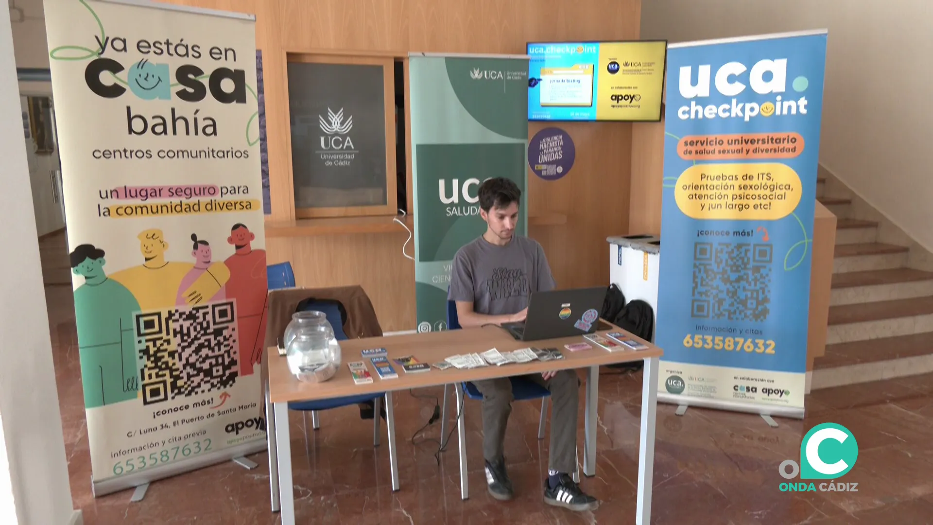 Mesa informativa instalada en el interior de la Facultad de Medicina