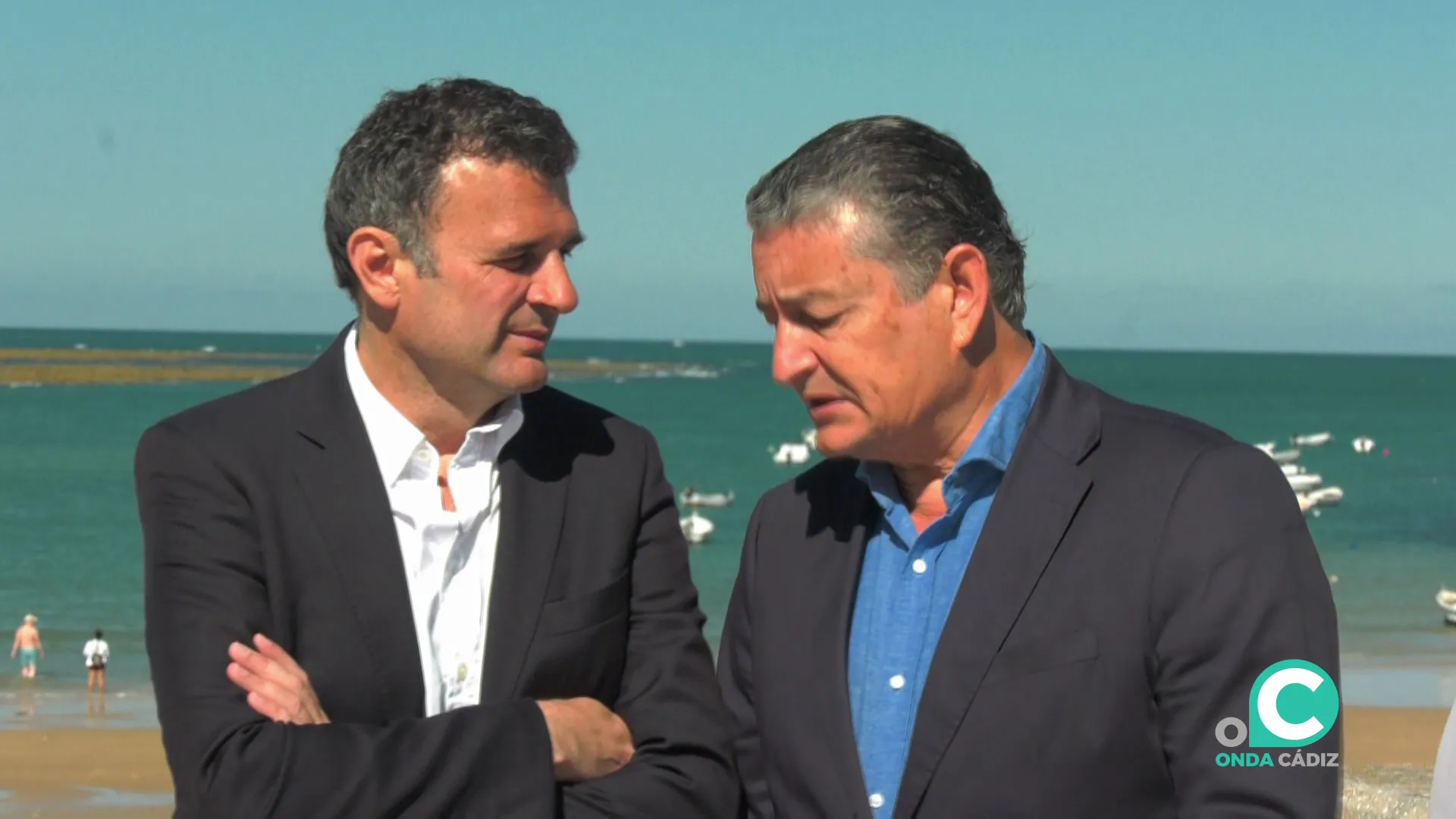Sanz y Bruno García dialogan durante un acto de la campaña electoral en  la capital gaditana