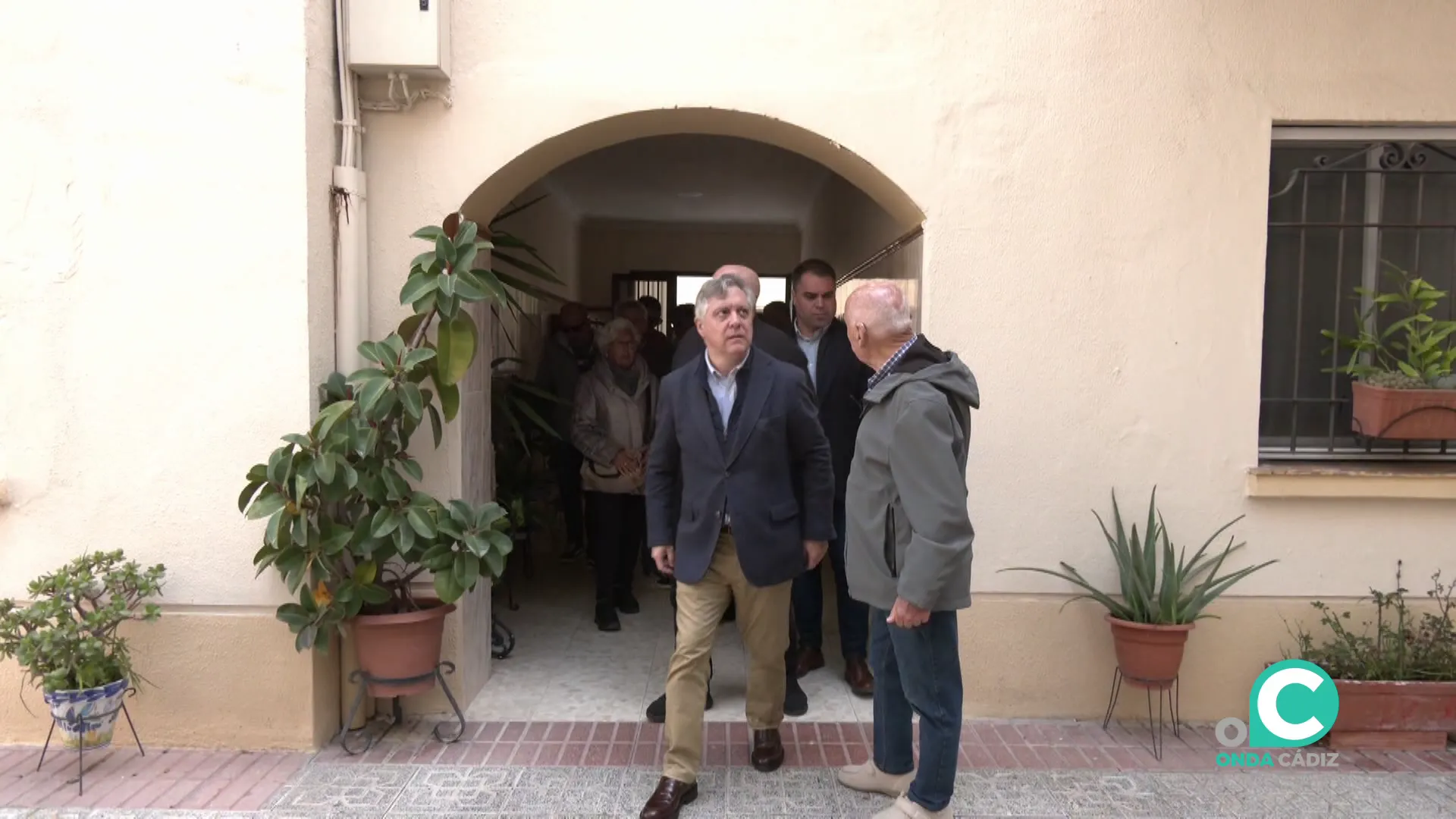 Ediles socialistas durante una visita a uno de los inmuebles afectados en una imagen de archivo