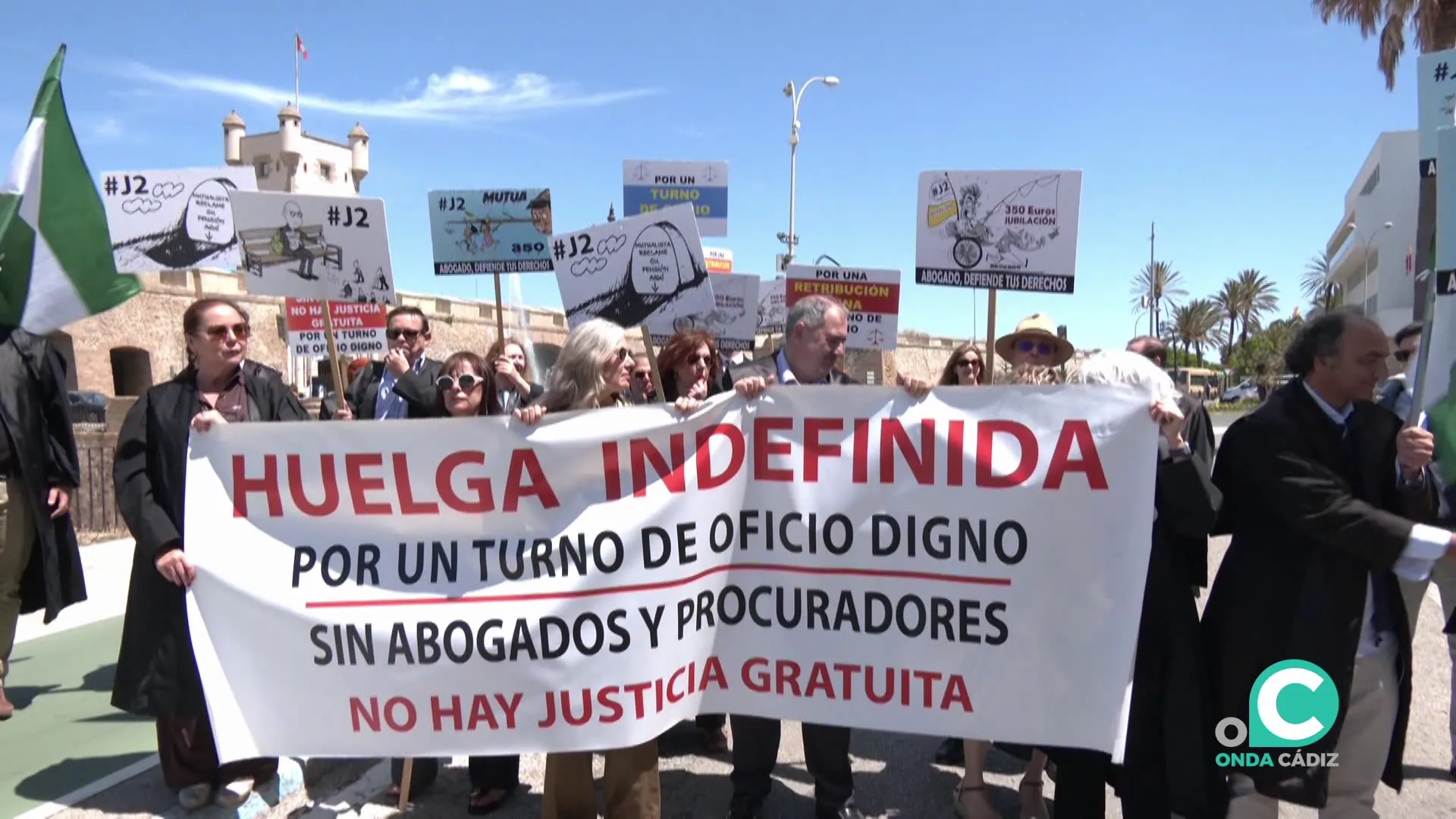 Momento de la protesta este martes ante la sede de la Subdelegación de Gobierno en Cádiz 