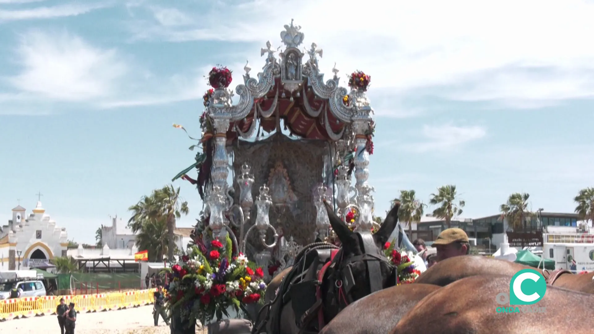 La carreta del Simpecado embarcado en la travesía fluvial hacia el Coto de Doñana